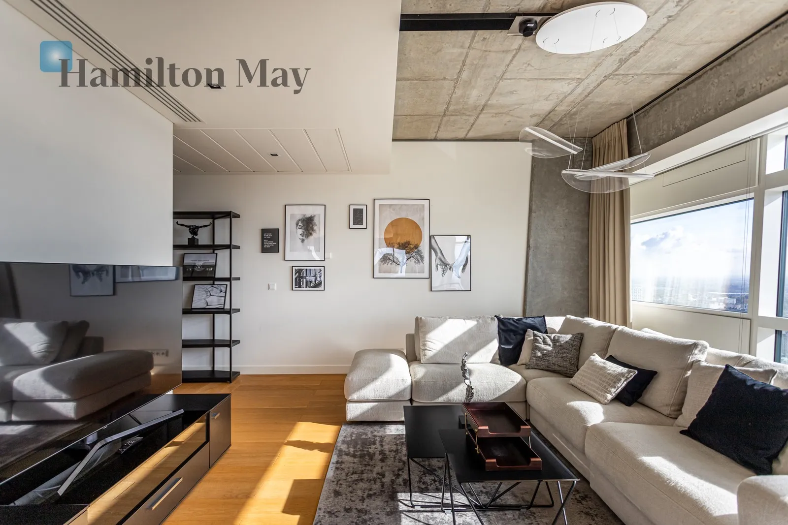 City: Warszawa Street: Złota Region: Śródmieście Distance to centre: 0.65 km Level: 34 Price: 26000 PLN Bedrooms: 1 Bathrooms: 1 - slider
