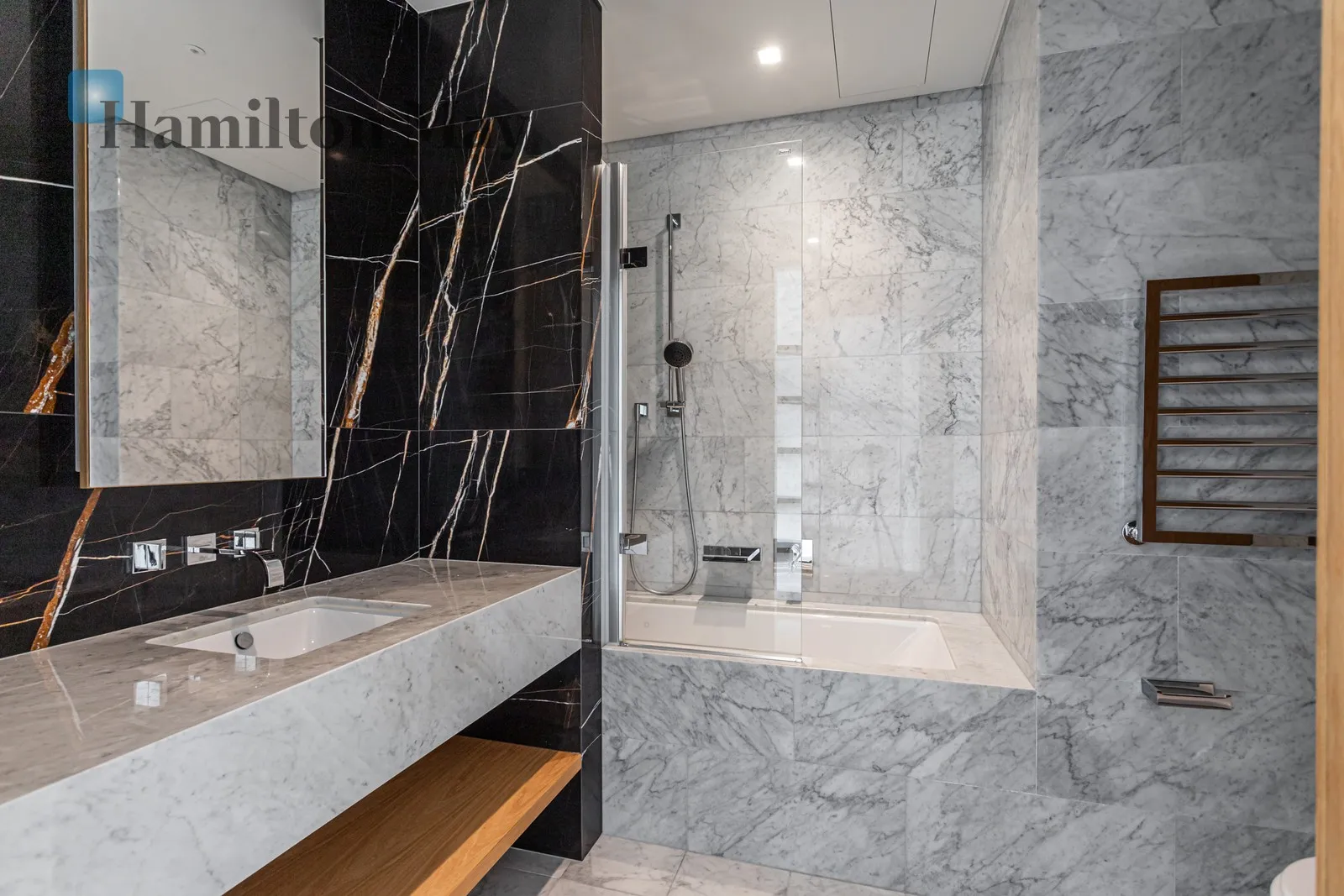 Level: 34 Price: 26000 PLN Bedrooms: 1 - slider