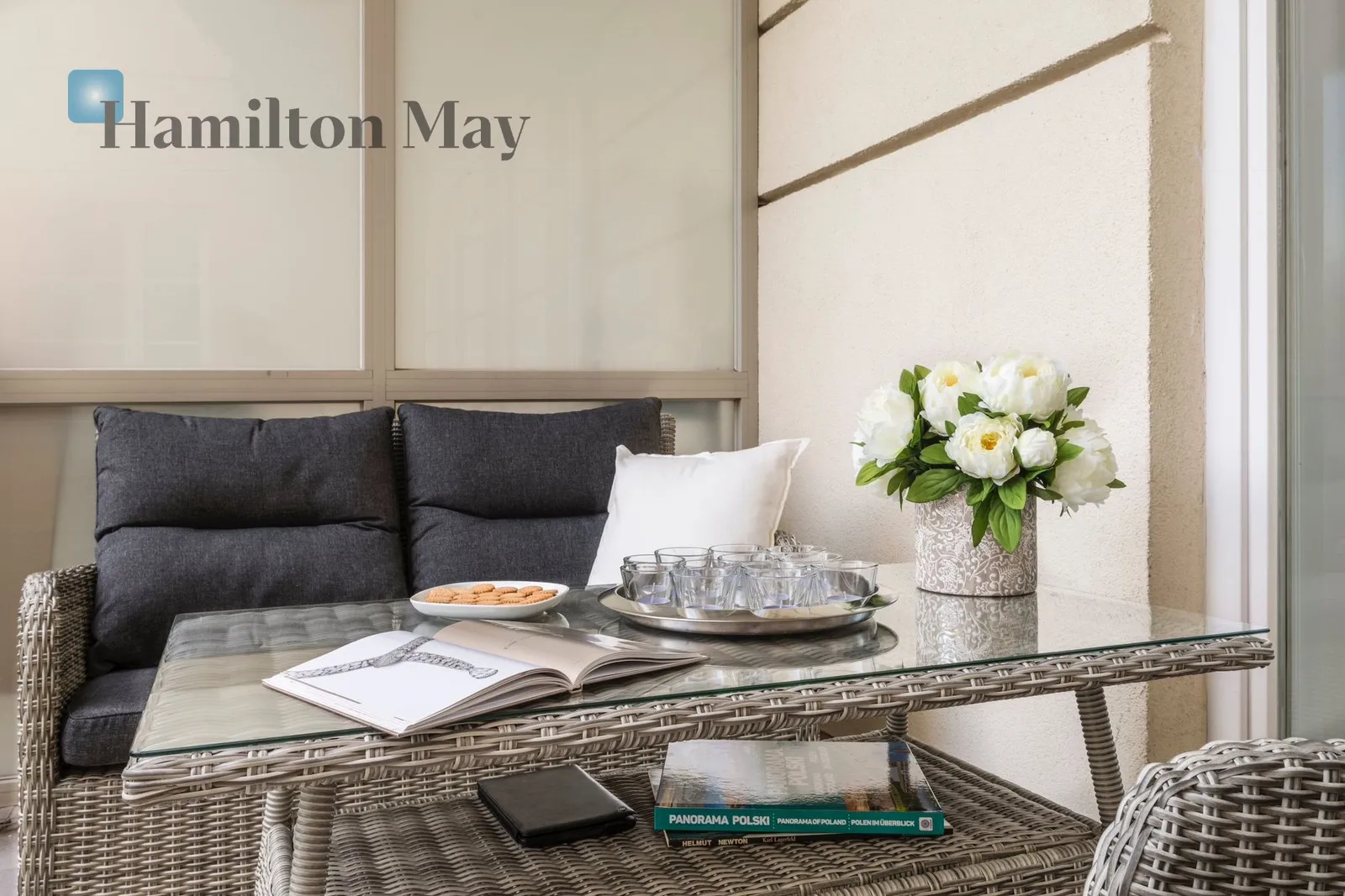 Distance to centre: 3.53 km Level: 1 Price: 4600 PLN Bedrooms: 1 Bathrooms: 1 Size: 55m2 - slider