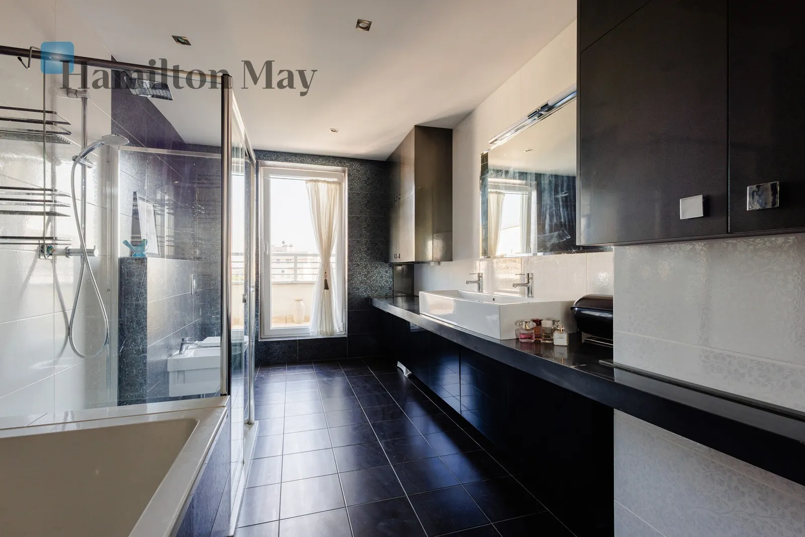 Subregion: Szczęśliwice Distance to centre: 5.32 km Level: 8 Price: 2780000 PLN Bedrooms: 2 Bathrooms: 2 Size: 165m2 - slider