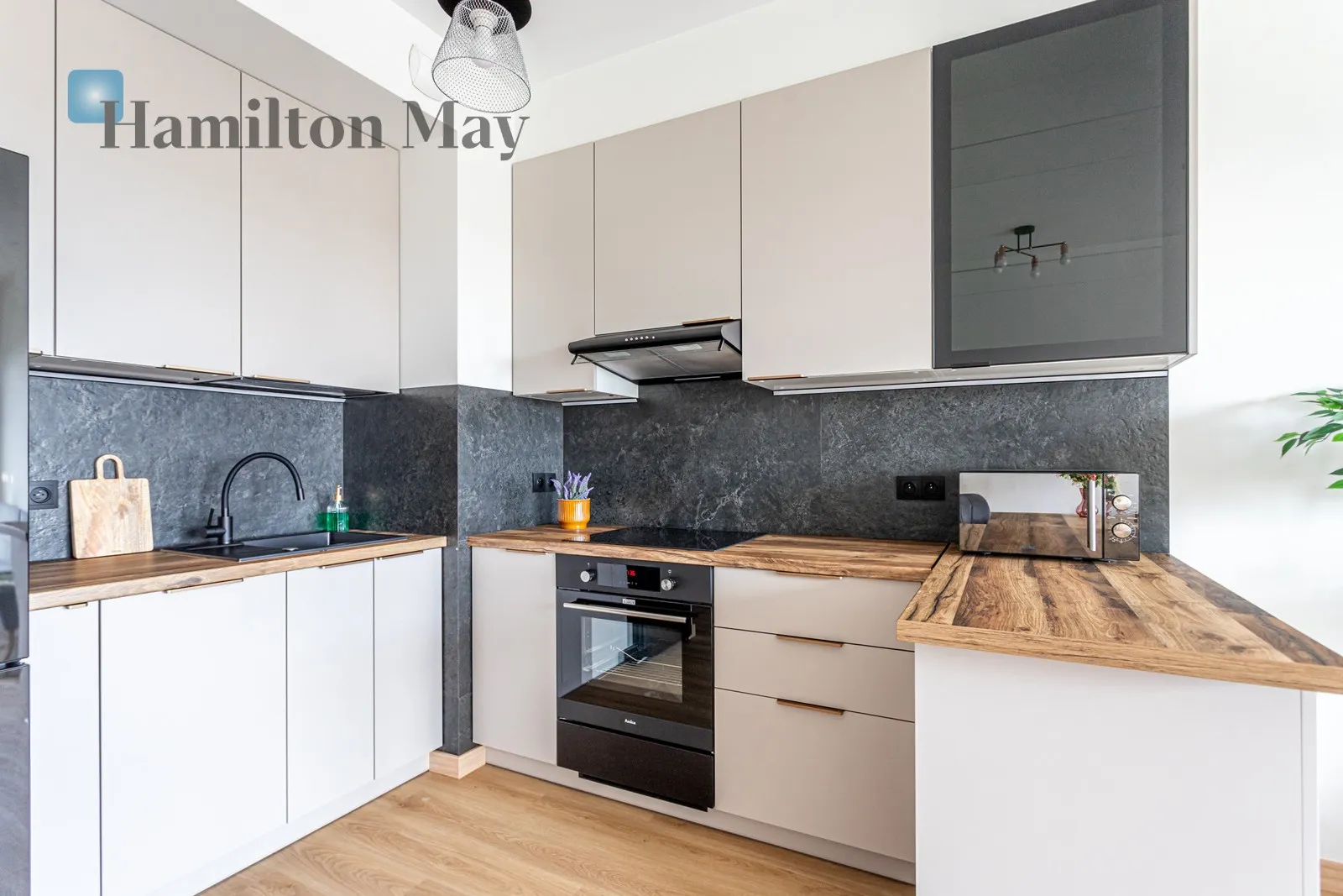 Street: Orzechowa Region: Włochy Subregion: Nowe Włochy Distance to centre: 6.5 km Level: 4 Price: 4000 PLN Bedrooms: 1 Bathrooms: 1 Size: 48m2 Price/m2: 83 PLN - slider
