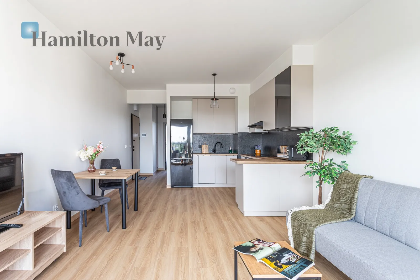 Street: Orzechowa Region: Włochy Subregion: Nowe Włochy Distance to centre: 6.5 km Level: 4 Price: 4000 PLN Bedrooms: 1 Bathrooms: 1 - slider