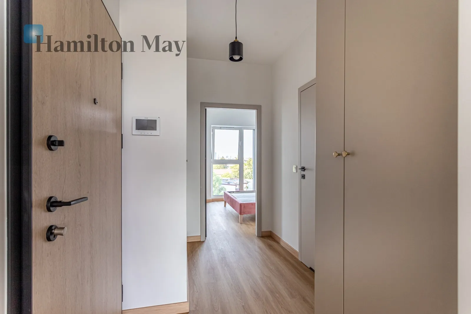 Distance to centre: 6.5 km Level: 4 Price: 4000 PLN Bedrooms: 1 Bathrooms: 1 Size: 48m2 Price/m2: 83 PLN - slider