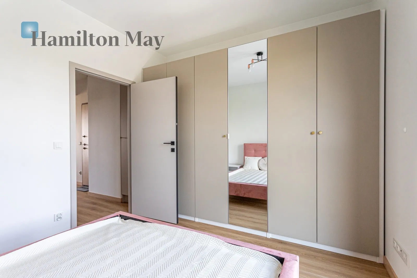 Region: Włochy Subregion: Nowe Włochy Distance to centre: 6.5 km Level: 4 Price: 4000 PLN Bedrooms: 1 - slider
