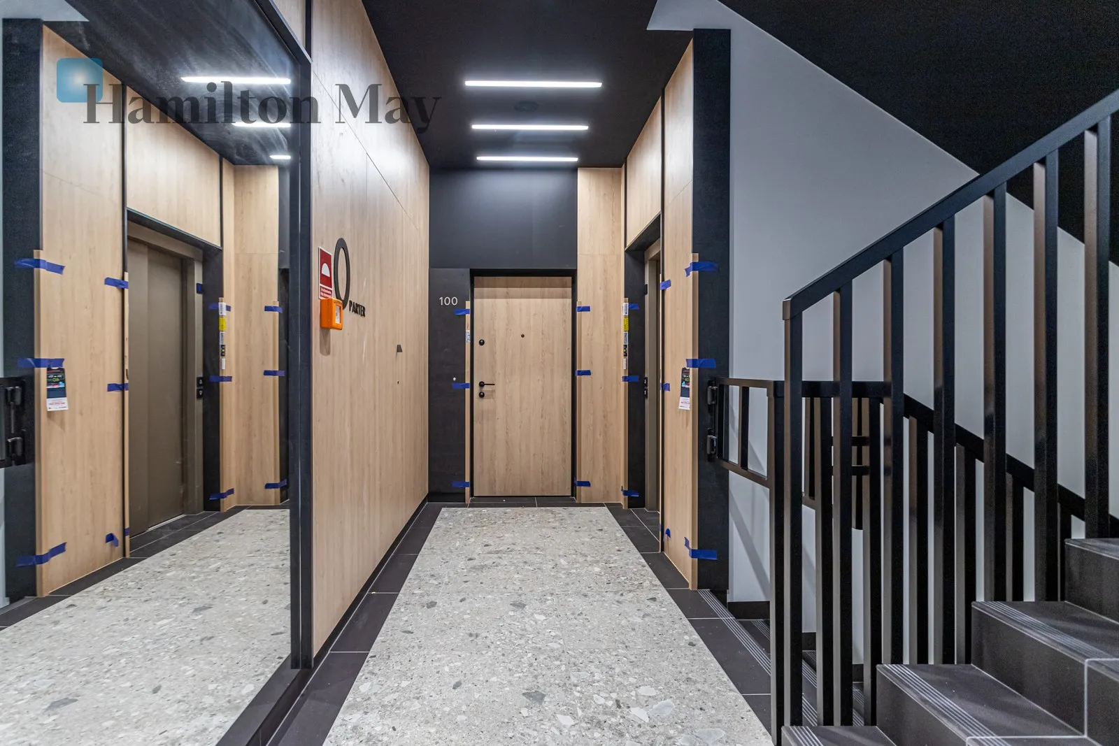 Subregion: Nowe Włochy Distance to centre: 6.5 km Level: 4 Price: 4000 PLN Bedrooms: 1 Bathrooms: 1 - slider