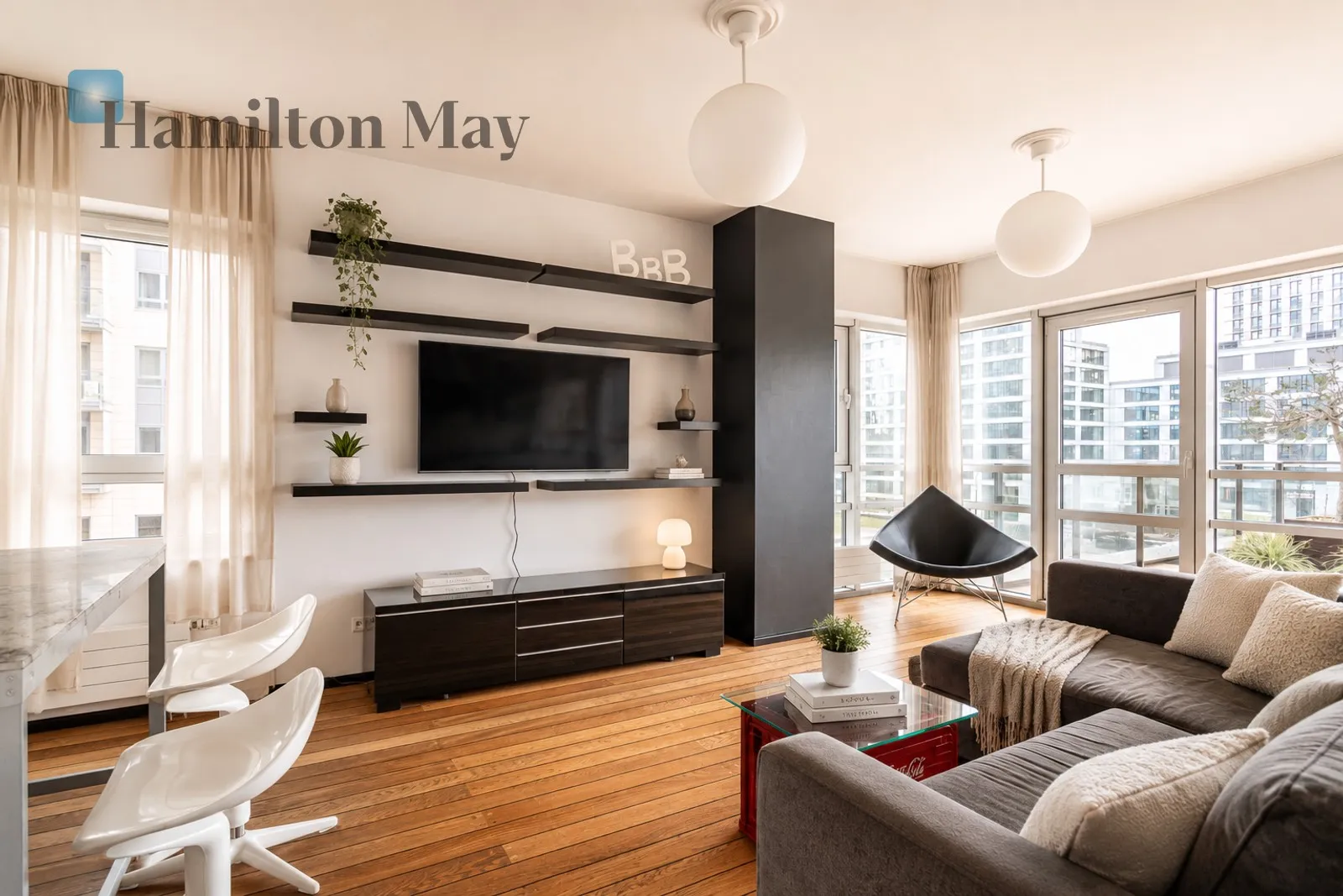 One-bedroom apartment with a large terrace in Platinum Towers on Grzybowska Street - slider