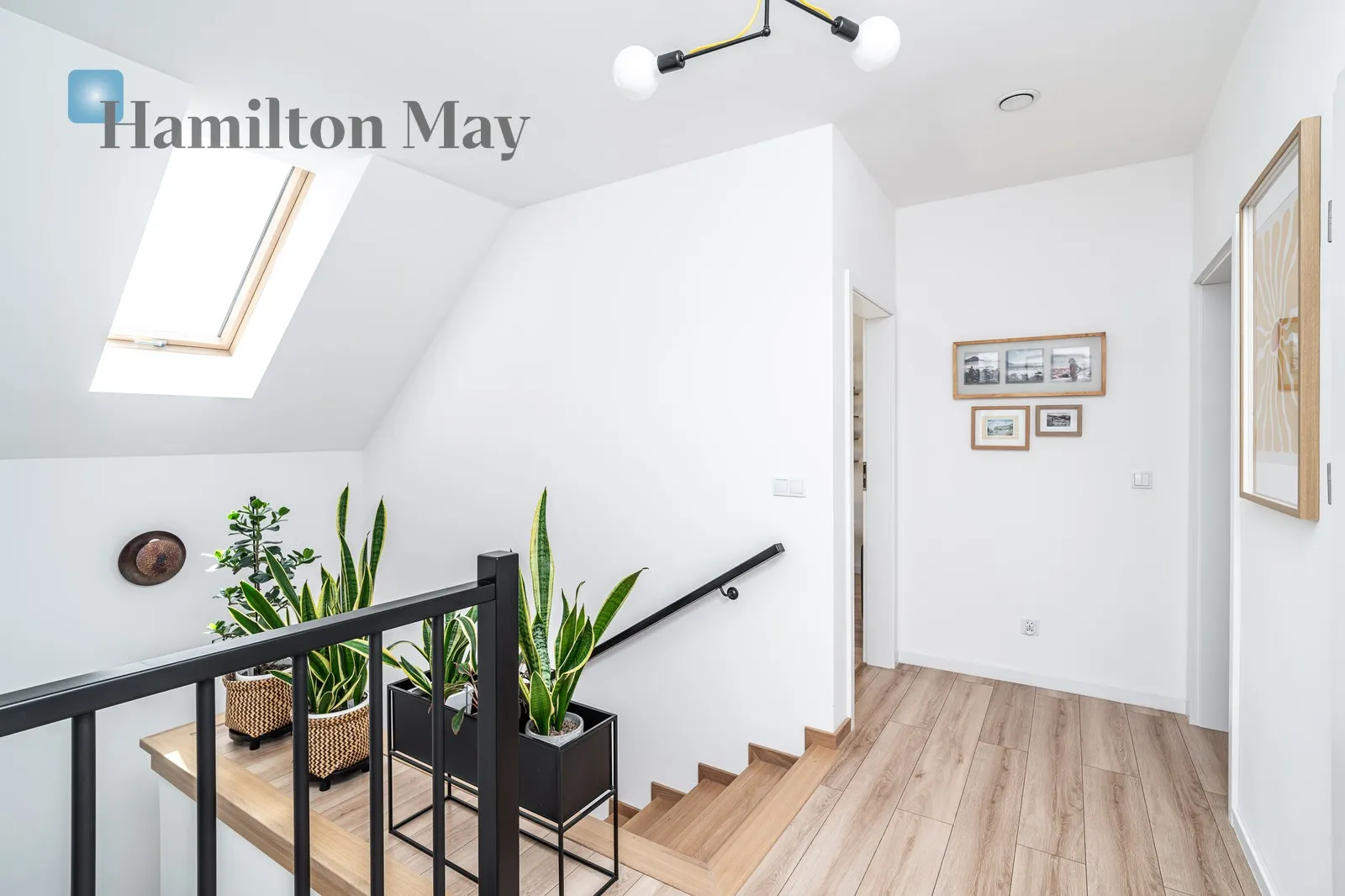 Distance to centre: 15.04 km Price: 2830000 PLN Bedrooms: 4 - slider