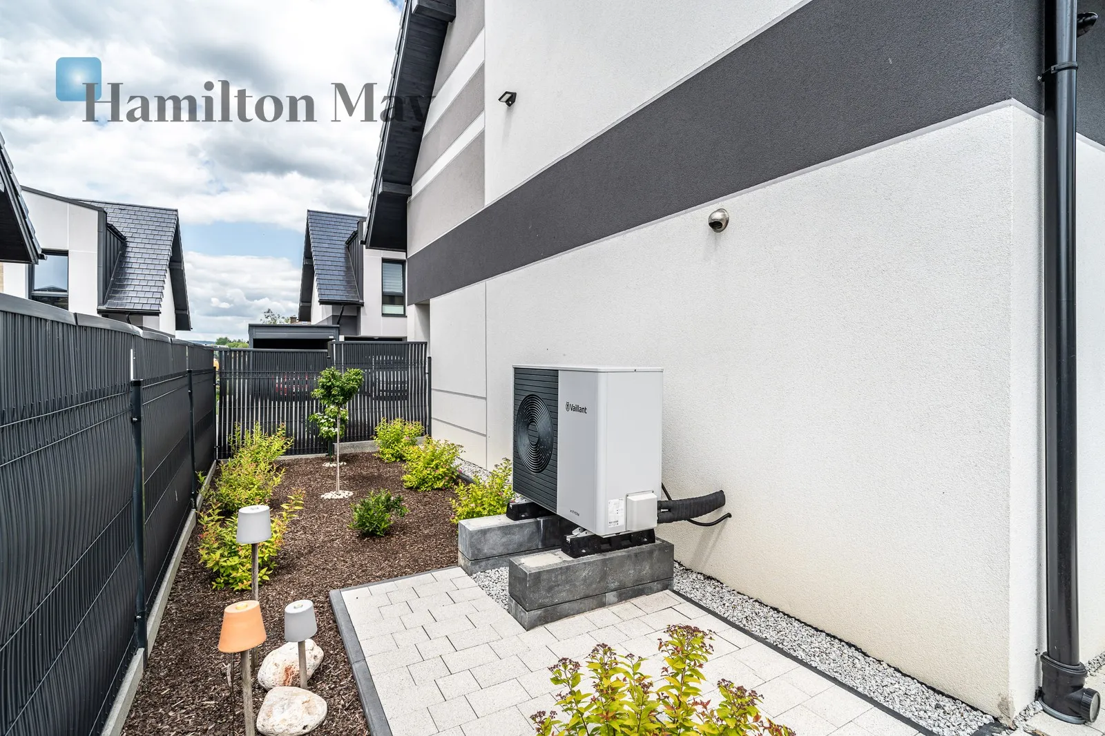 Bedrooms: 4 Bathrooms: 2 - slider