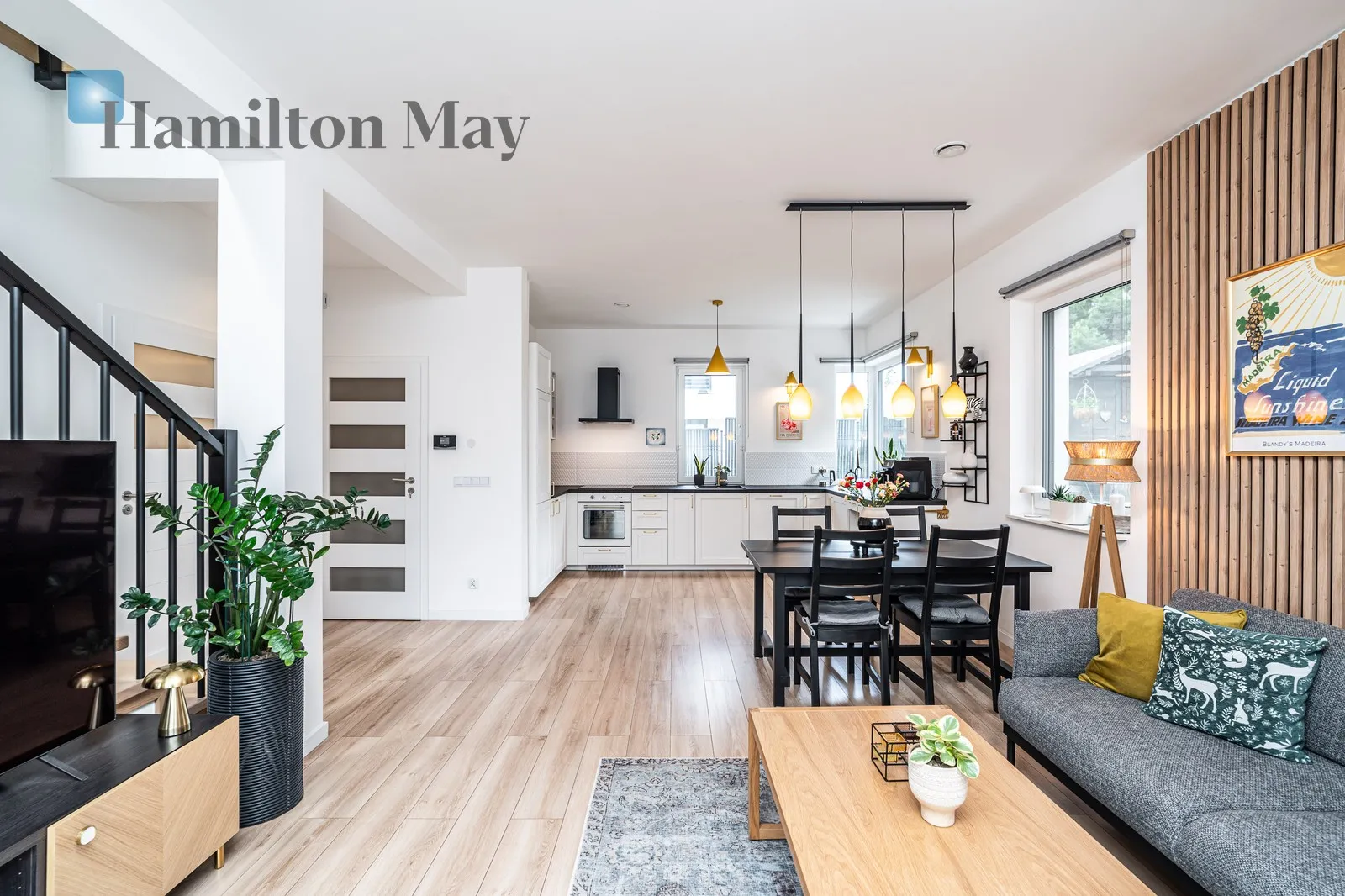 Distance to centre: 15.04 km Price: 2830000 PLN Bedrooms: 4 Bathrooms: 2 Plot size: 402m2 Price/m2: 14439 PLN - slider