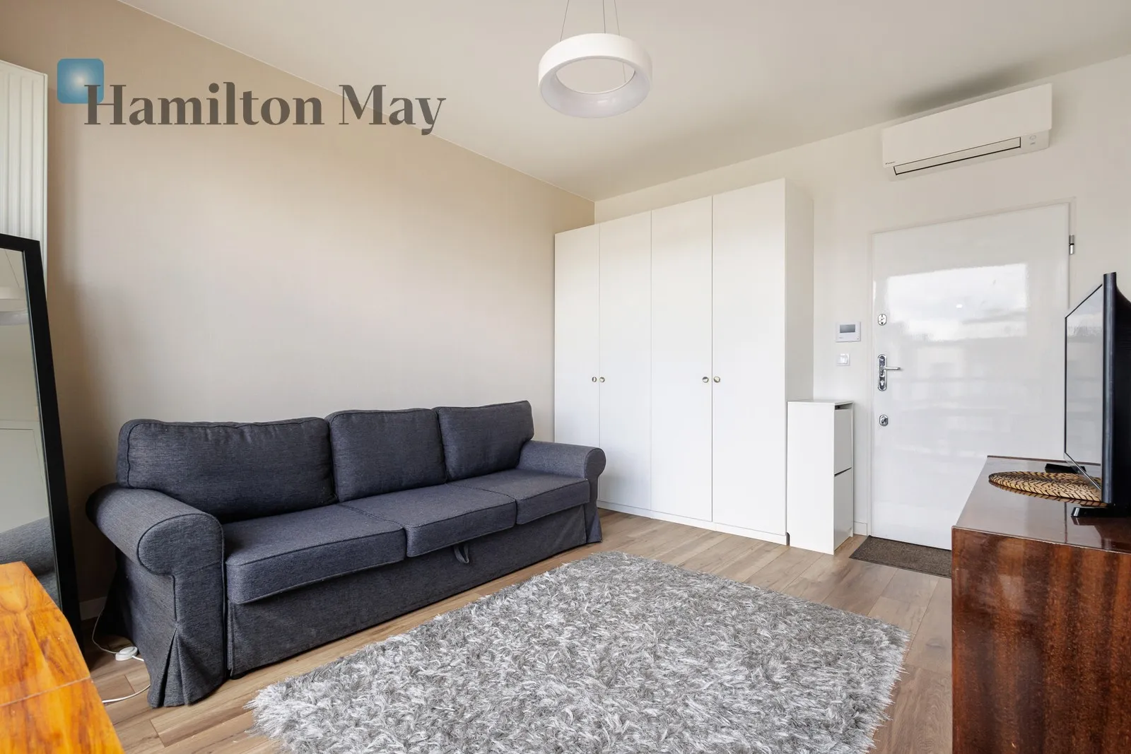 City: Warszawa Street: Dzielna Region: Wola Subregion: Nowolipki Distance to centre: 2.54 km Level: 5 Price: 3500 PLN Bedrooms: 1 Bathrooms: 1 - slider