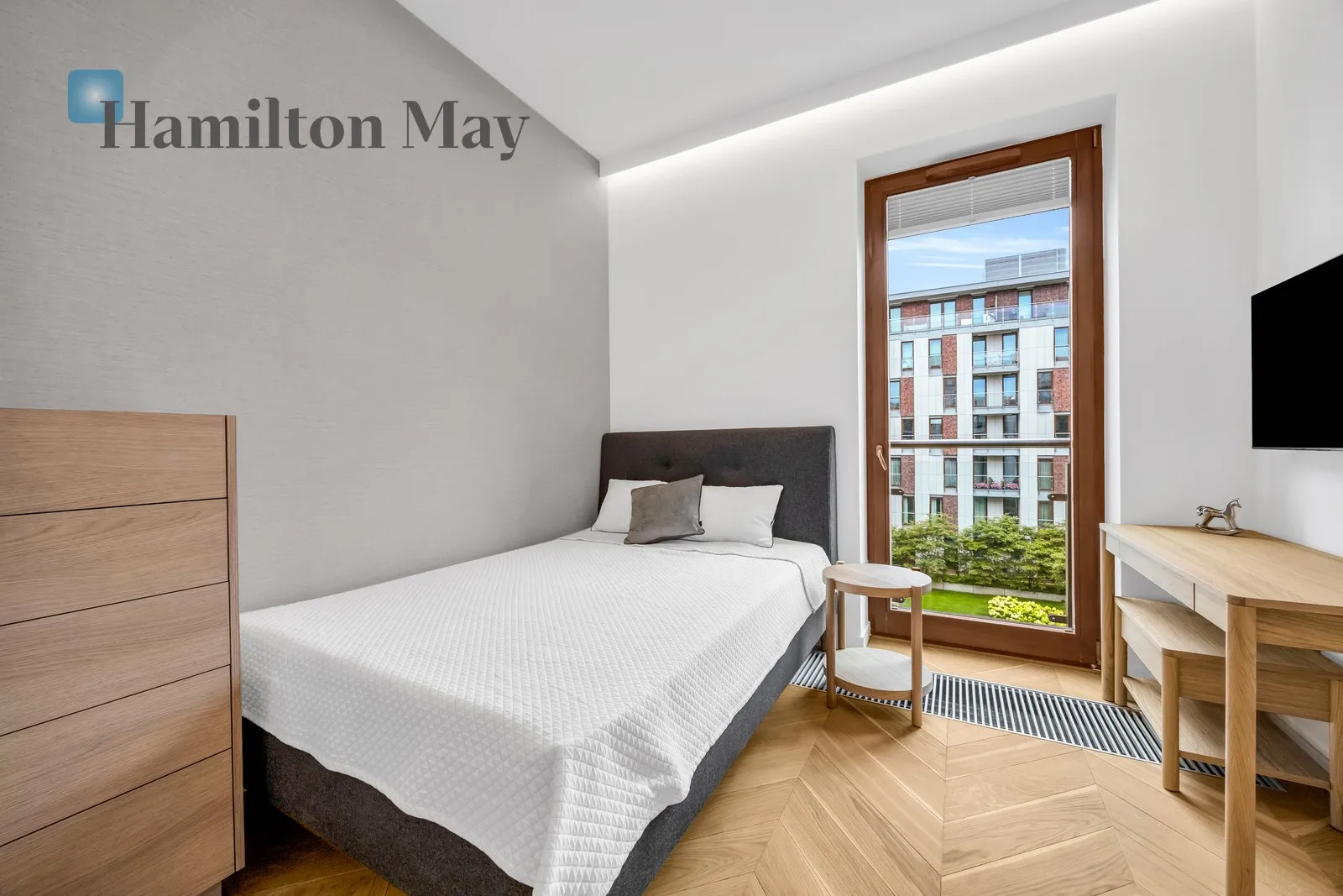 Subregion: Solec Distance to centre: 1.39 km Level: 3 Price: 21000 PLN Bedrooms: 3 Bathrooms: 2 Size: 110m2 Price/m2: 191 PLN - slider