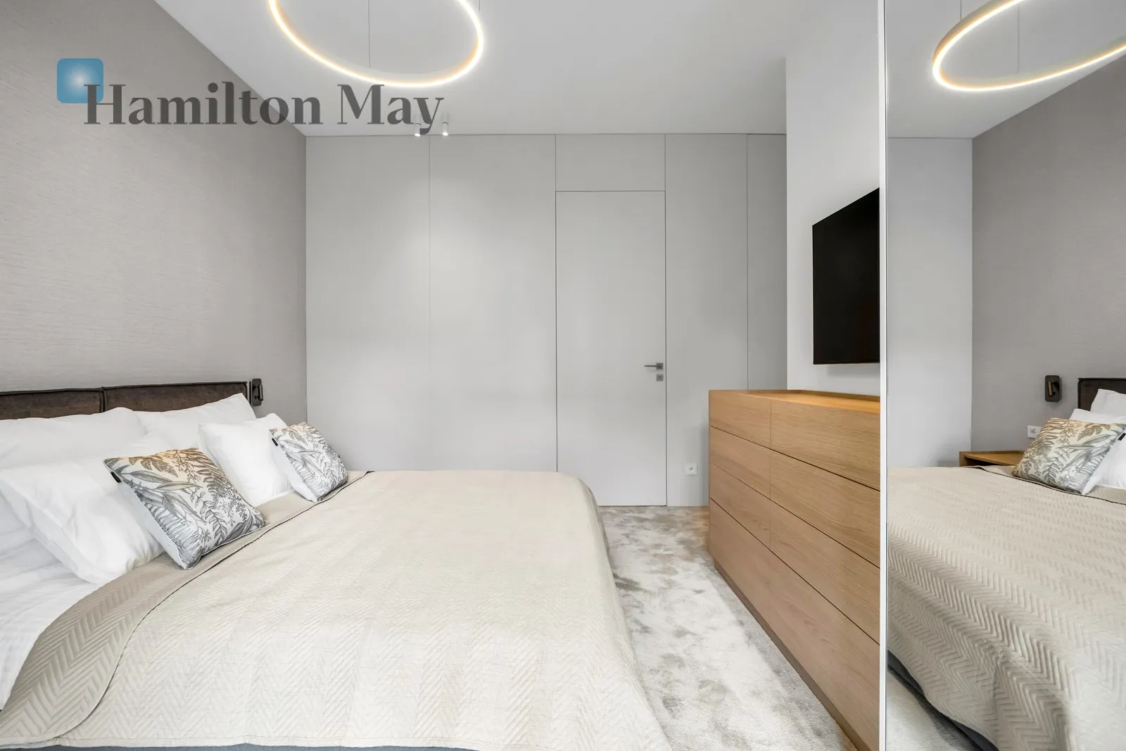 Street: Leona Kruczkowskiego Region: Śródmieście Subregion: Solec Distance to centre: 1.39 km Level: 3 Price: 21000 PLN Bedrooms: 3 Bathrooms: 2 - slider