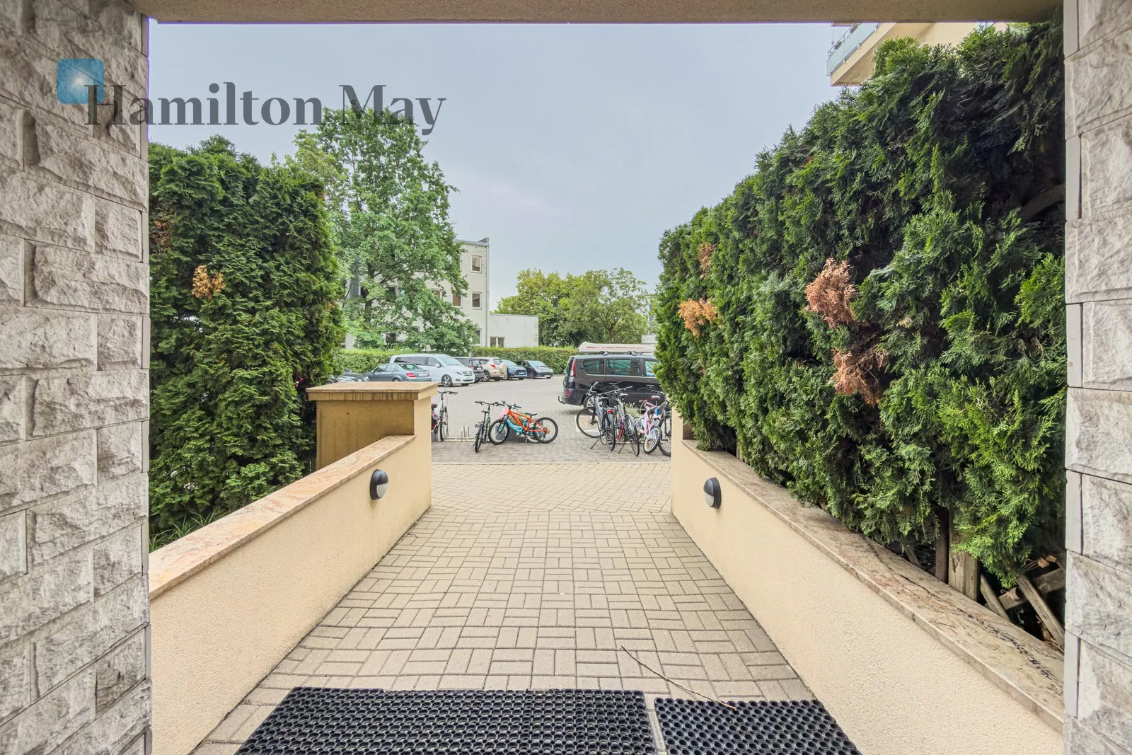 Price: 5700 PLN Bedrooms: 2 Bathrooms: 1 Size: 81m2 Price/m2: 70 PLN - slider