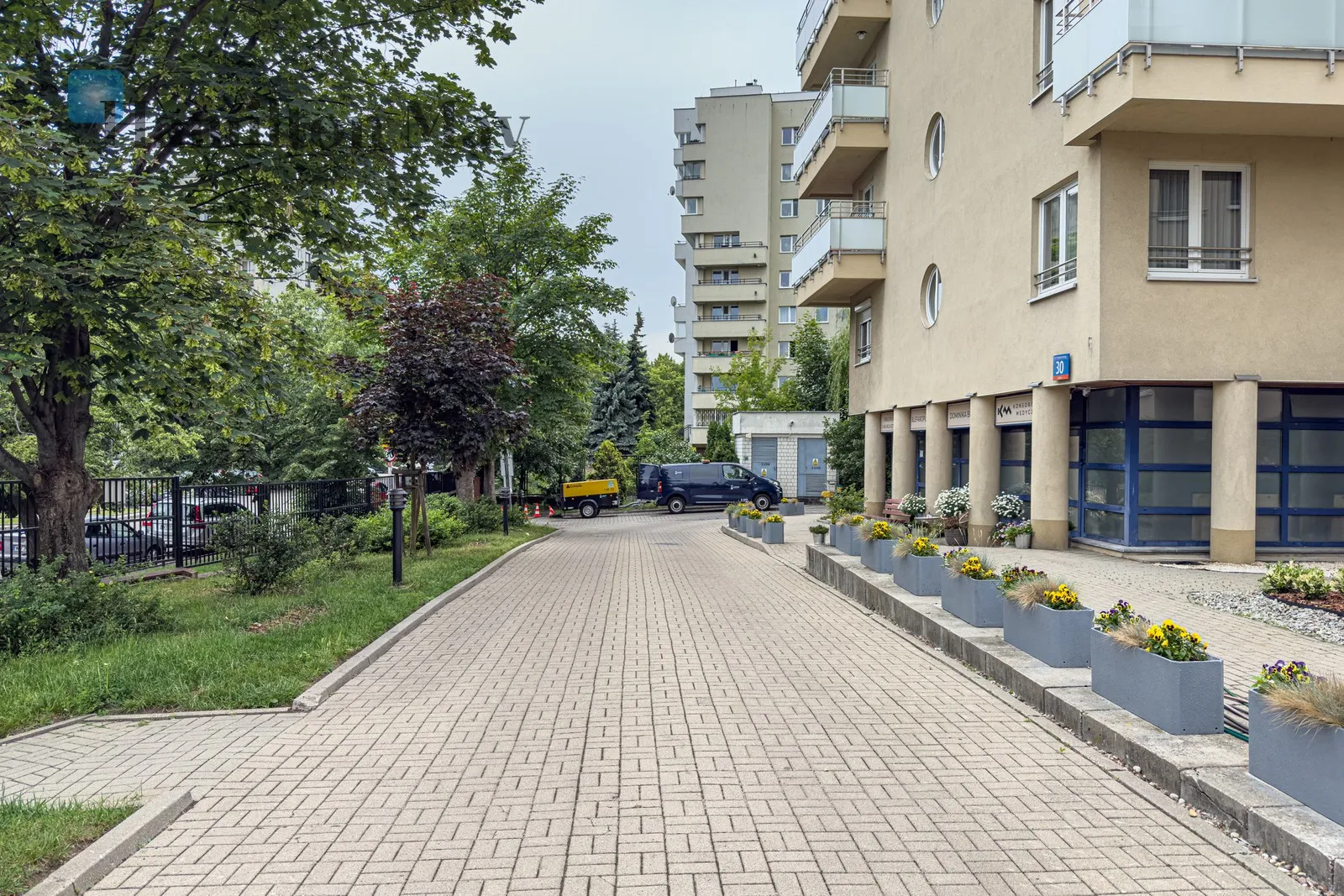 Level: 5 Price: 5700 PLN Bedrooms: 2 Bathrooms: 1 Size: 81m2 Price/m2: 70 PLN - slider