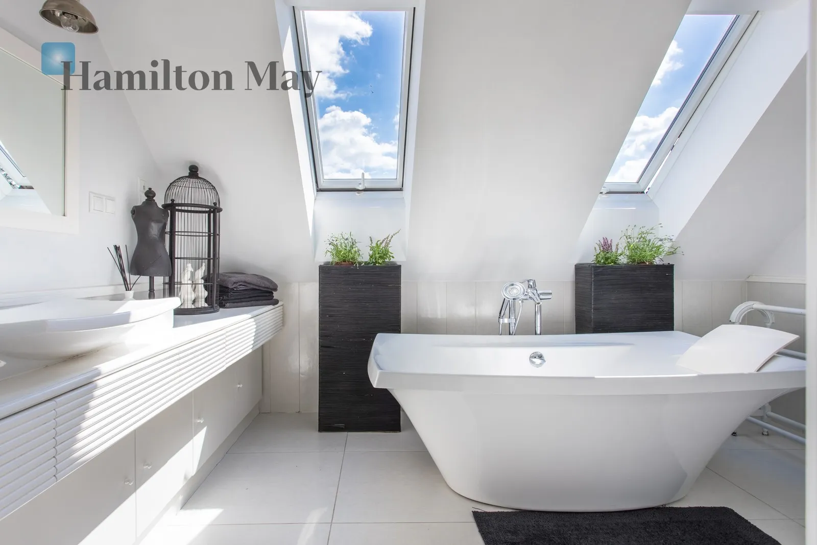 Street: Stanisława Moniuszki Region: Śródmieście Subregion: Zalesie Distance to centre: 3.8 km Price: 8990000 PLN Bedrooms: 8 Bathrooms: 5 Plot size: 1207m2 Price/m2: 19209 PLN - slider