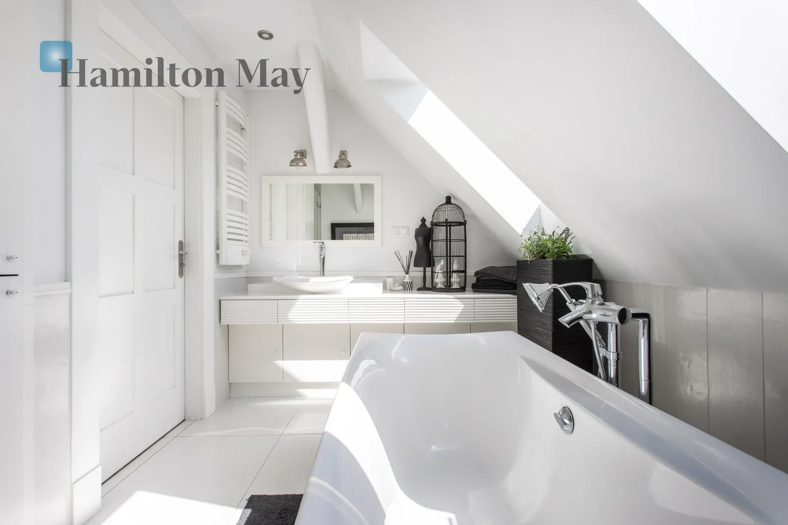 City: Wrocław Street: Stanisława Moniuszki Region: Śródmieście Subregion: Zalesie Distance to centre: 3.8 km Price: 8990000 PLN Bedrooms: 8 Bathrooms: 5 - slider