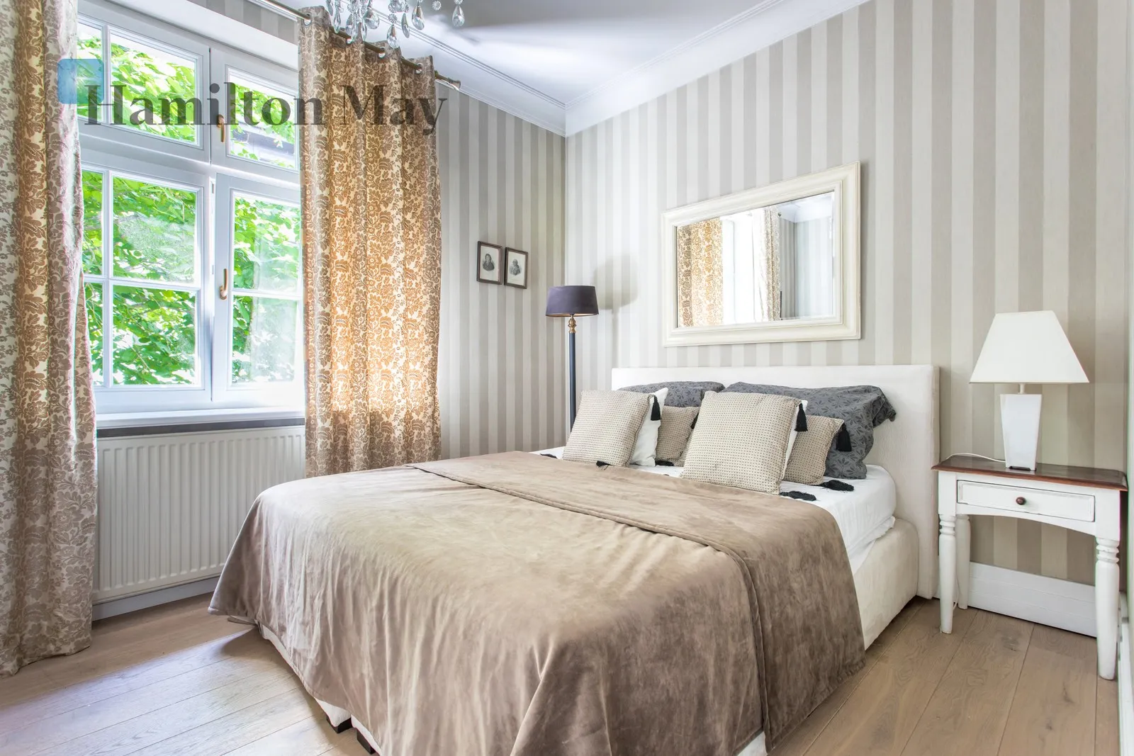 Distance to centre: 3.8 km Price: 8990000 PLN Bedrooms: 8 Bathrooms: 5 Plot size: 1207m2 - slider