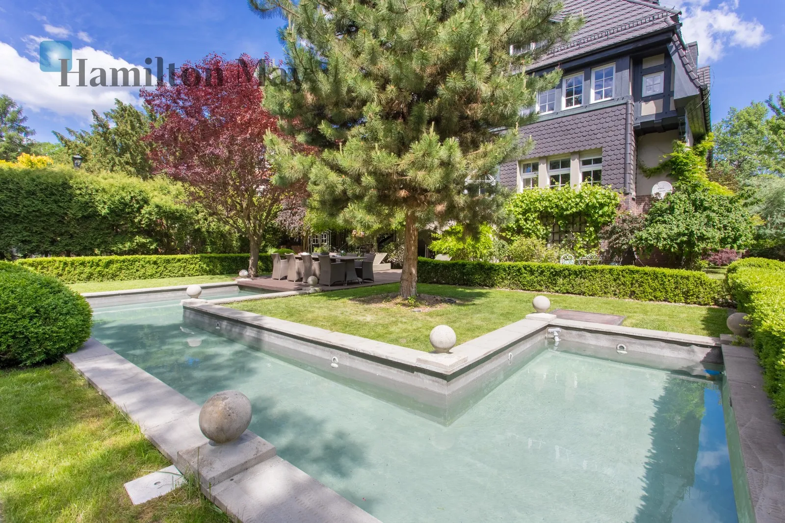 Distance to centre: 3.8 km Price: 8990000 PLN Bedrooms: 8 - slider