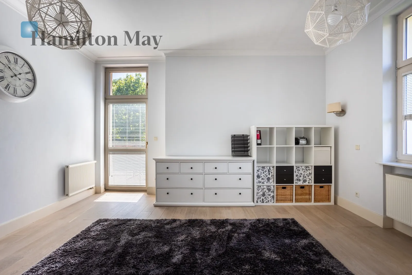 Street: Karola Szymanowskiego Region: Śródmieście Subregion: Zalesie Distance to centre: 3.7 km Price: 12000000 PLN Bedrooms: 10 - slider