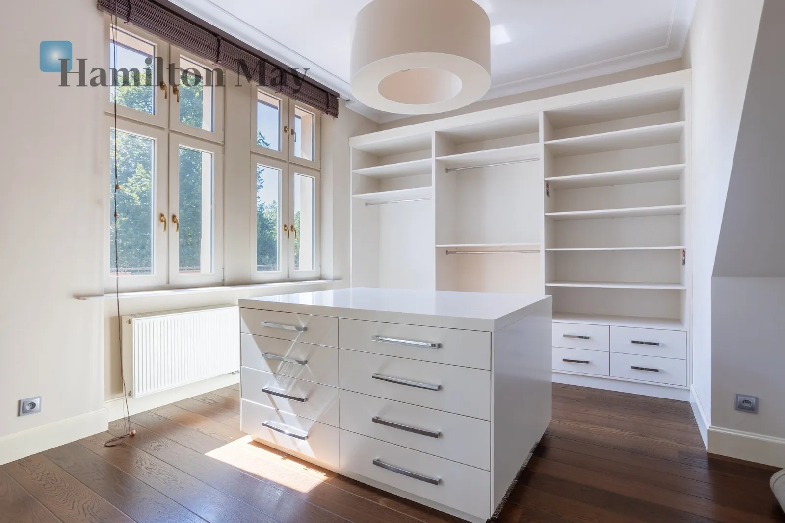 Region: Śródmieście Subregion: Zalesie Distance to centre: 3.7 km Price: 12000000 PLN Bedrooms: 10 Bathrooms: 7 - slider