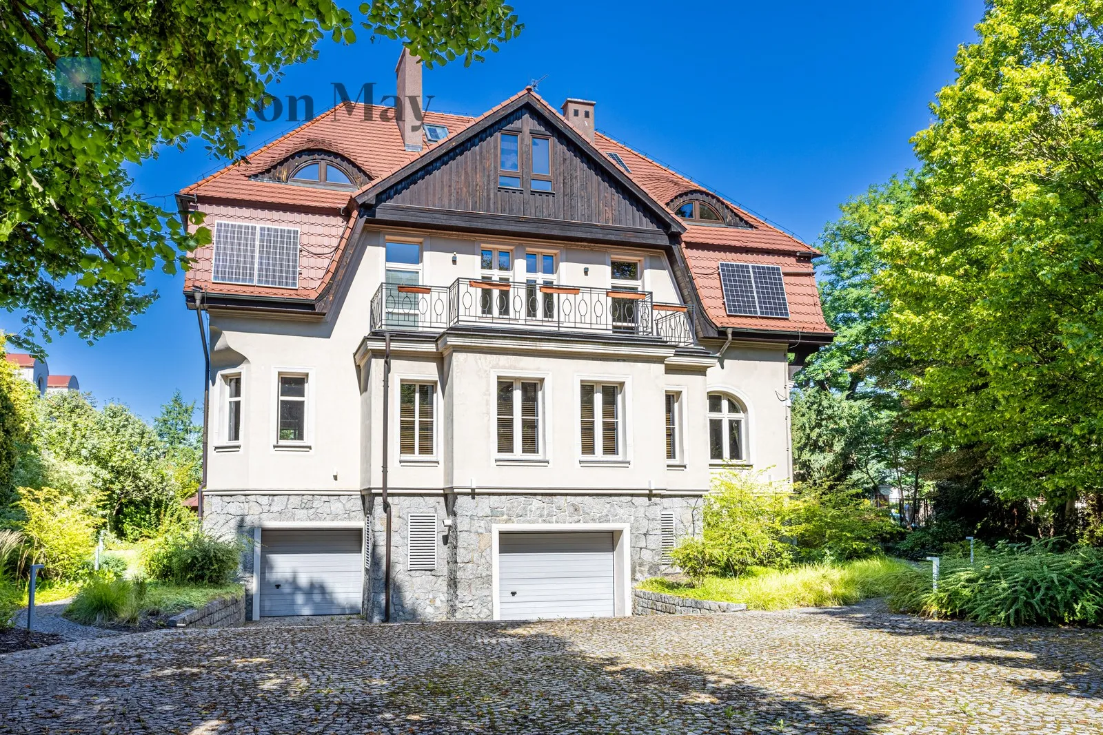Distance to centre: 3.7 km Price: 12000000 PLN Bedrooms: 10 Bathrooms: 7 Plot size: 1661m2 - slider