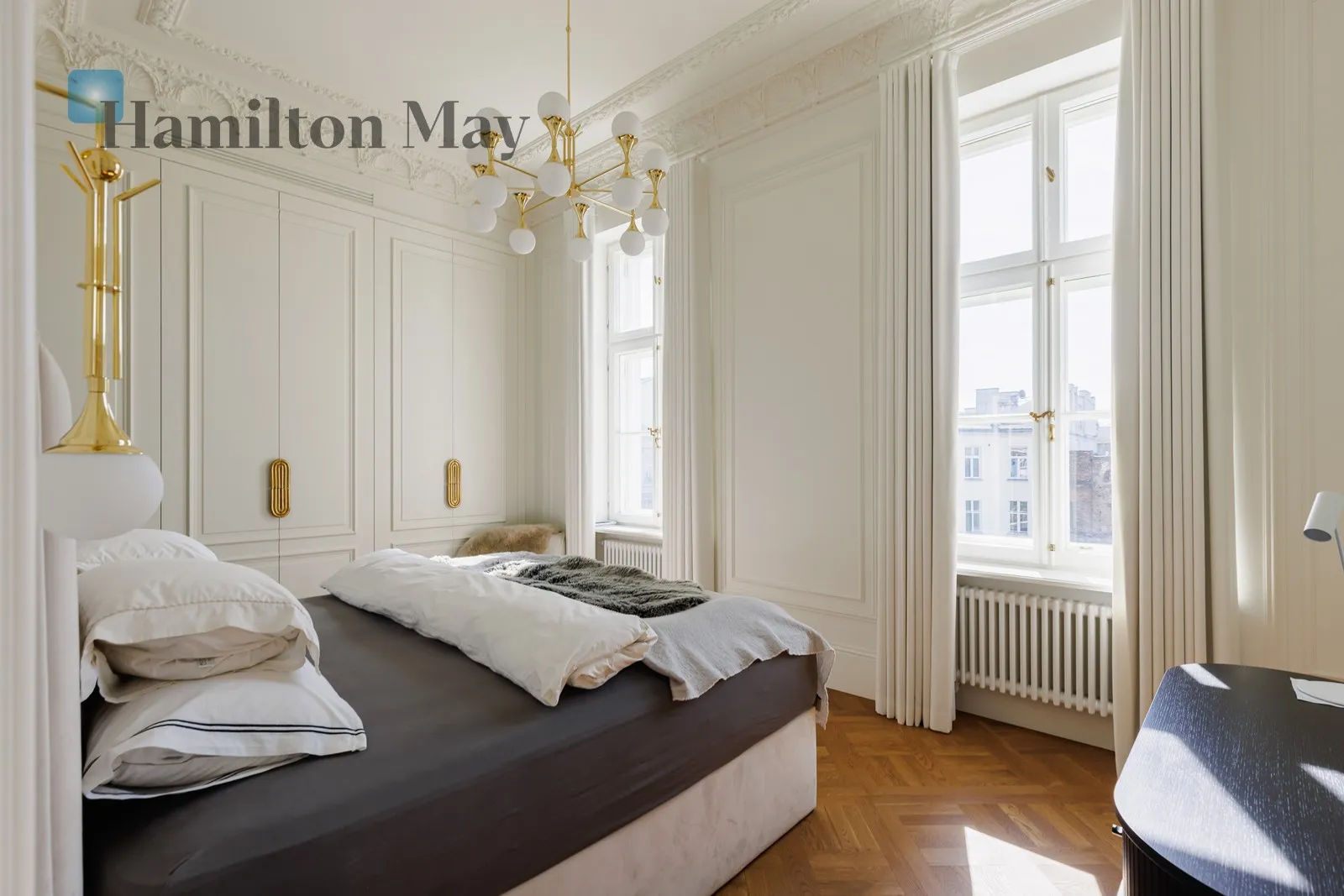City: Warszawa Street: Foksal Region: Śródmieście Subregion: Śródmieście Północne Distance to centre: 0.79 km Level: 3 Price: 35000 PLN Bedrooms: 3 - slider