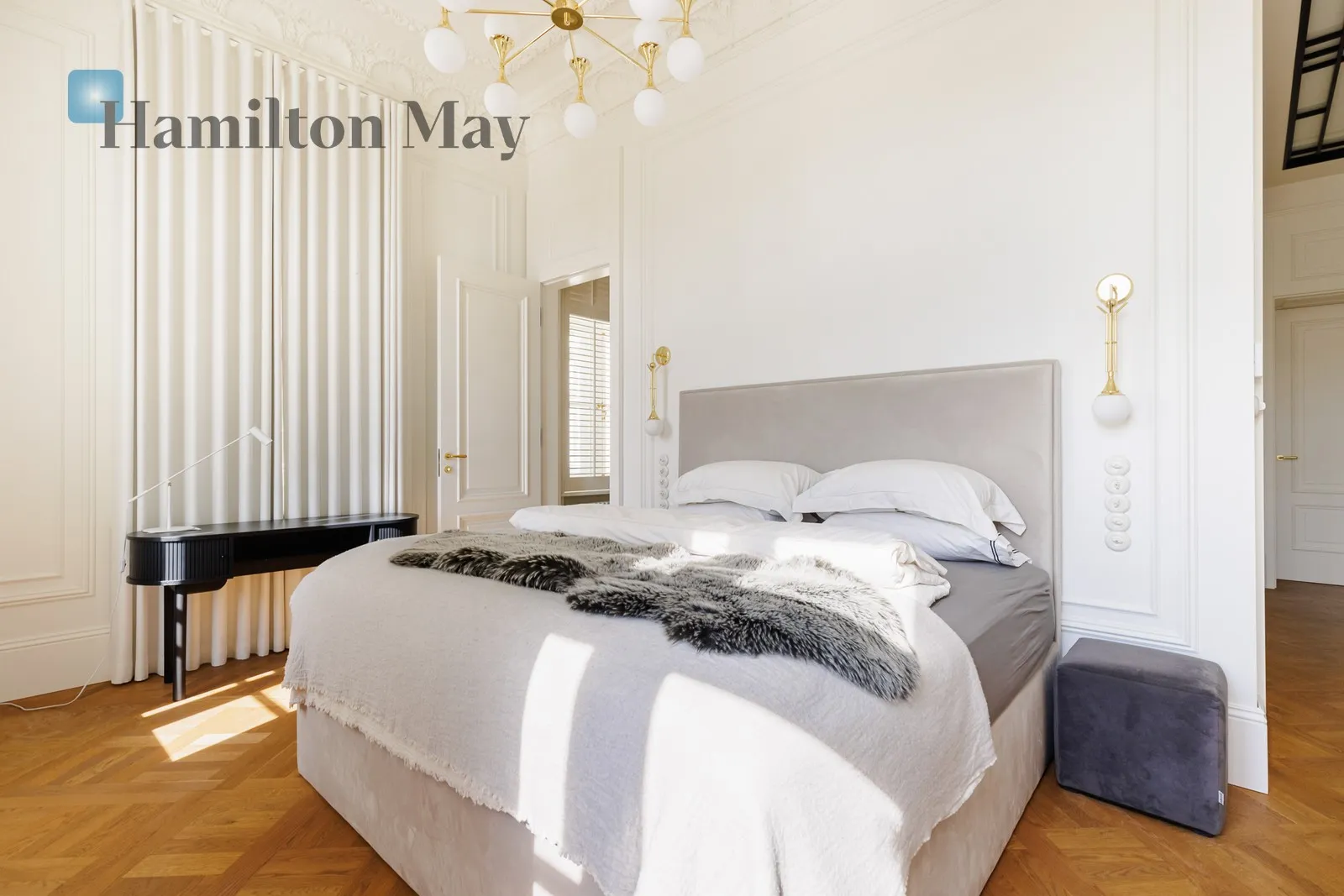 Street: Foksal Region: Śródmieście Subregion: Śródmieście Północne Distance to centre: 0.79 km Level: 3 Price: 35000 PLN Bedrooms: 3 Bathrooms: 3 - slider