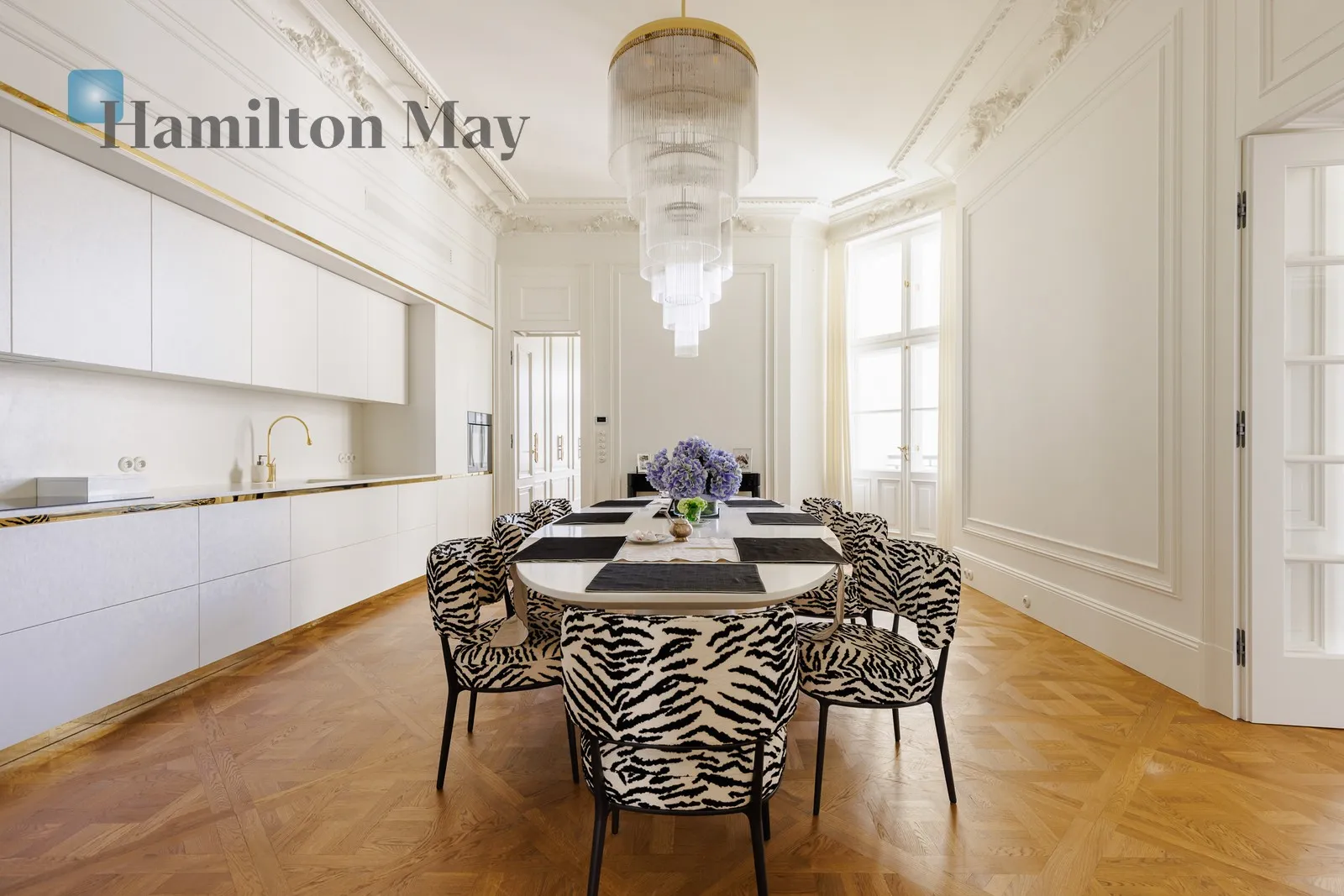 City: Warszawa Street: Foksal Region: Śródmieście Subregion: Śródmieście Północne Distance to centre: 0.79 km Level: 3 Price: 35000 PLN Bedrooms: 3 Bathrooms: 3 - slider