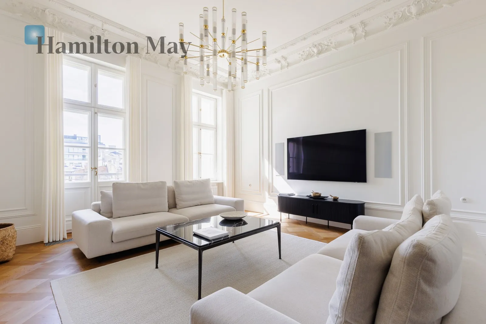 City: Warszawa Street: Foksal Region: Śródmieście Subregion: Śródmieście Północne Distance to centre: 0.79 km Level: 3 Price: 35000 PLN Bedrooms: 3 Bathrooms: 3 Size: 181m2 - slider