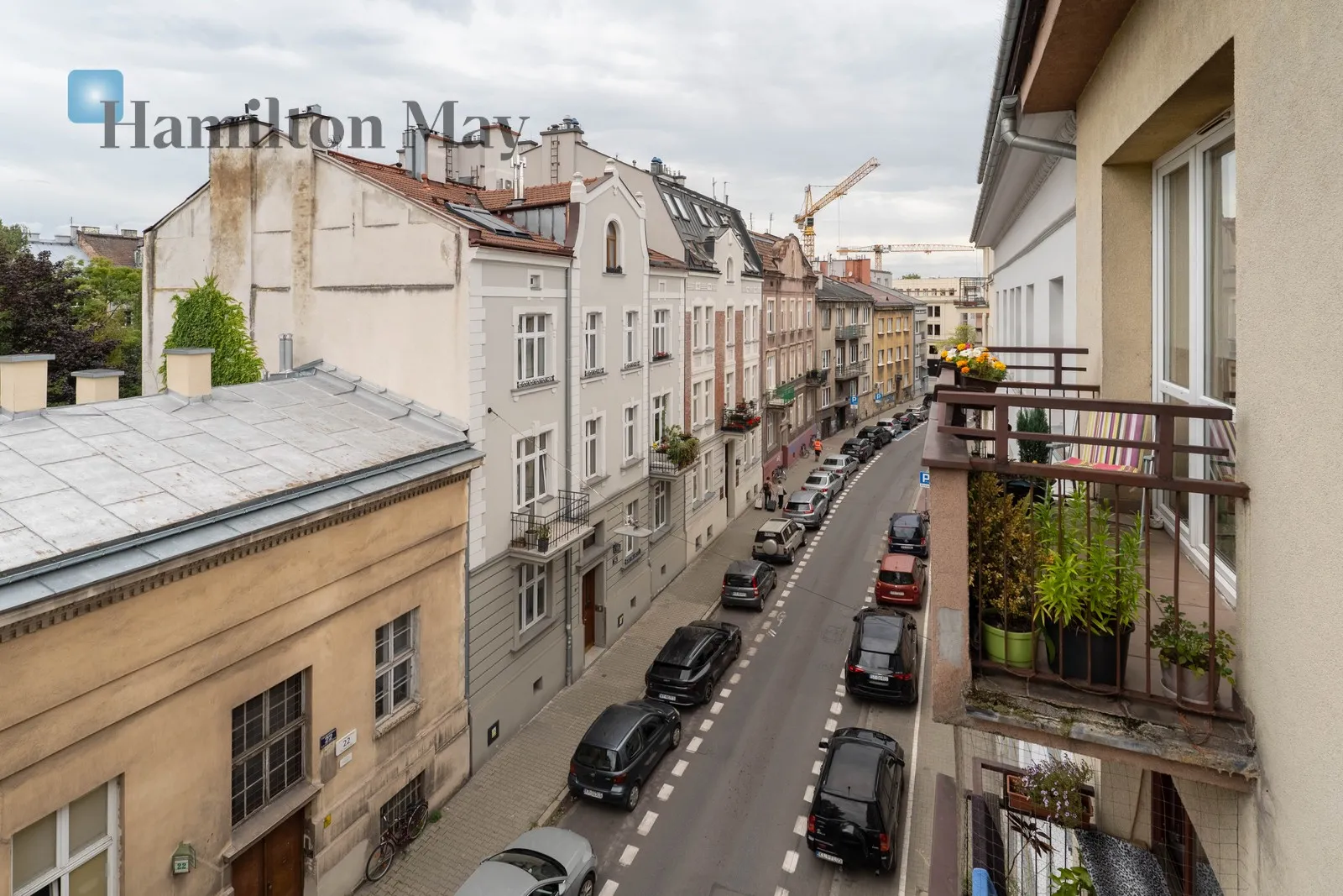 Air-conditioned apartment with a large balcony near Błonia and the Old Town - slider