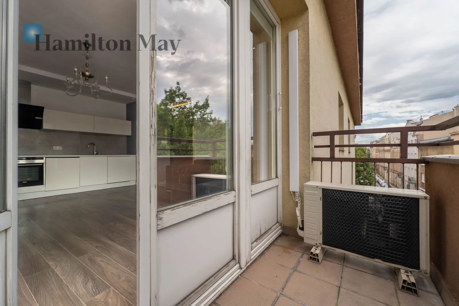 Air-conditioned apartment with a large balcony near Błonia and the Old Town - slider