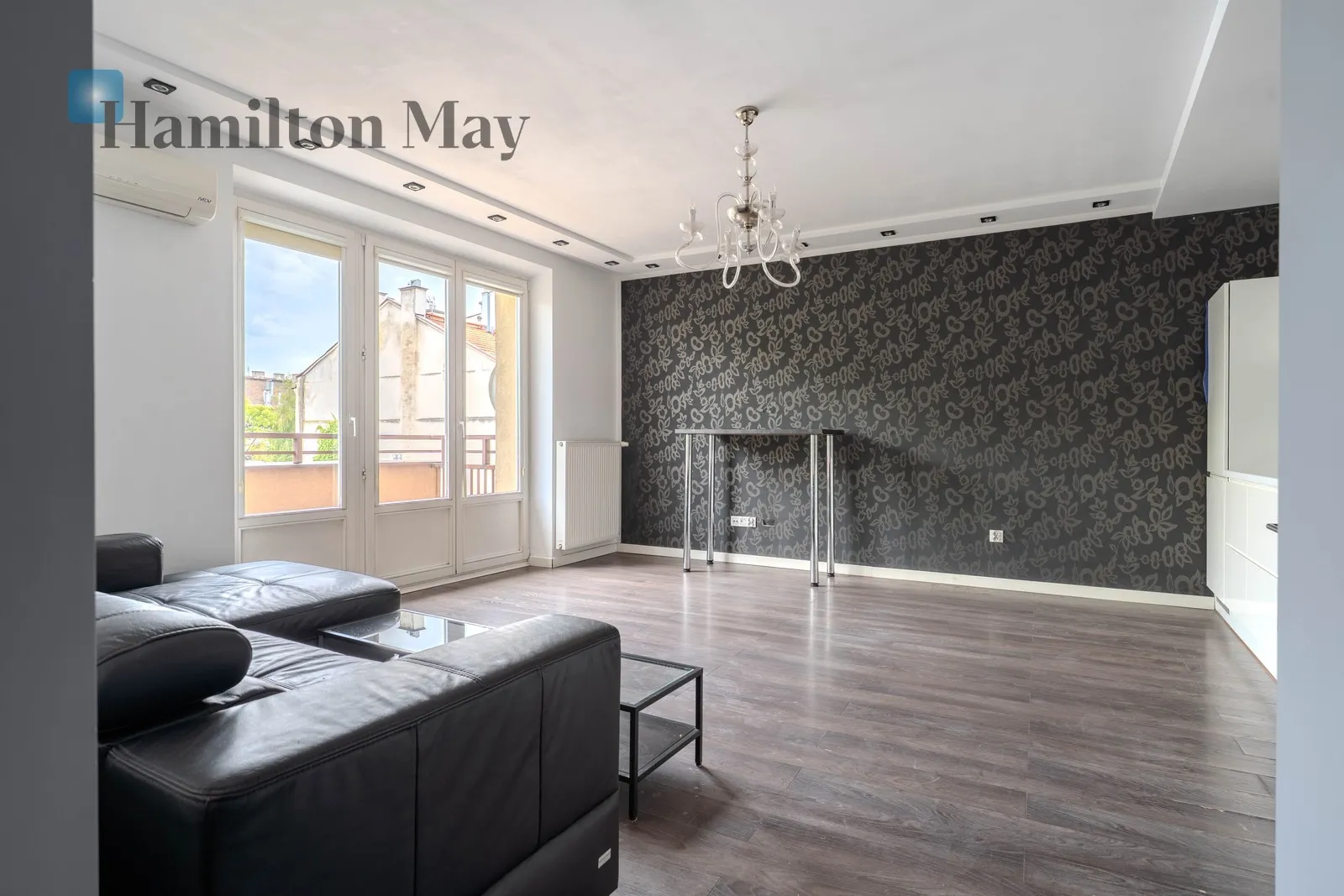 Air-conditioned apartment with a large balcony near Błonia and the Old Town - slider