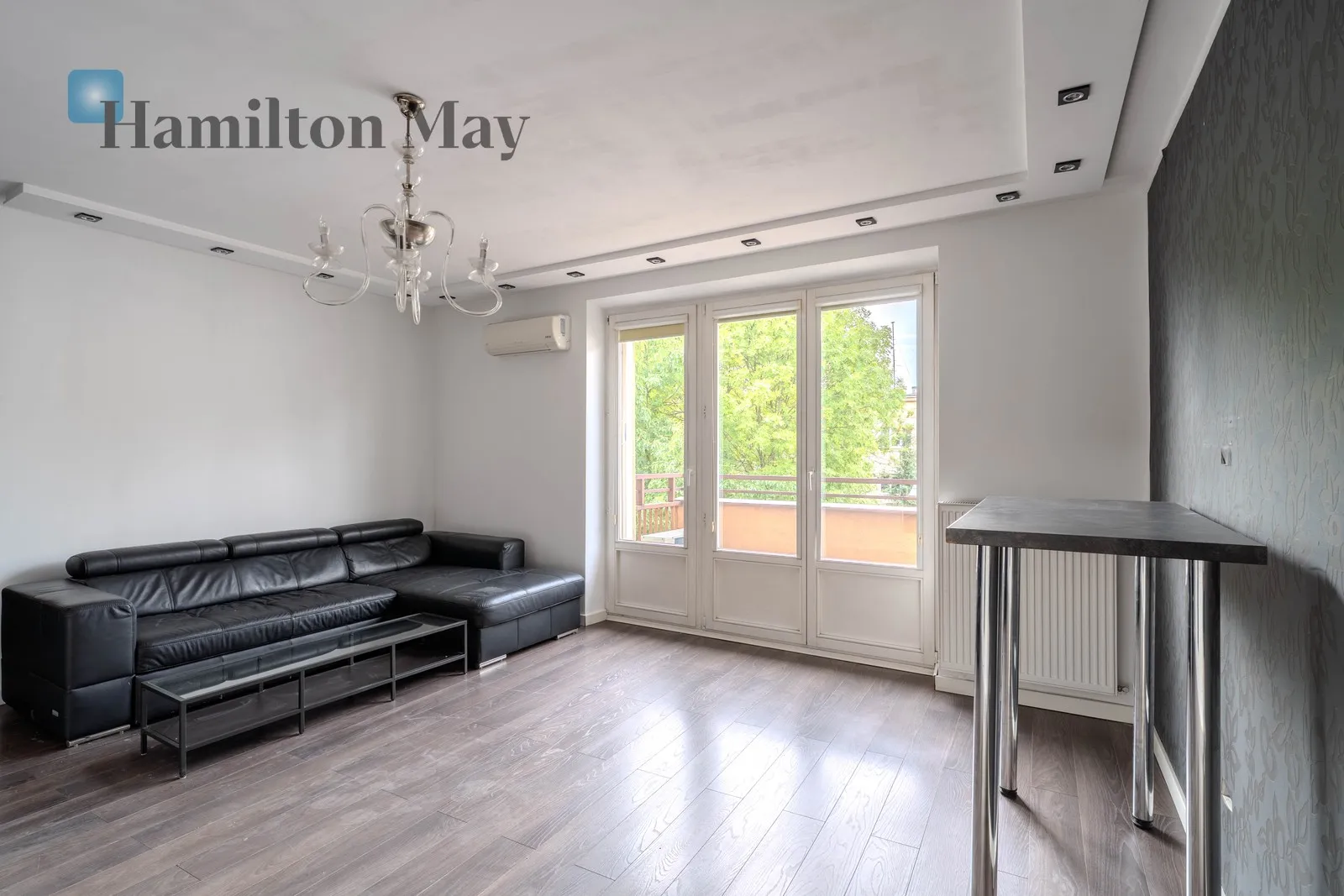 Air-conditioned apartment with a large balcony near Błonia and the Old Town - slider