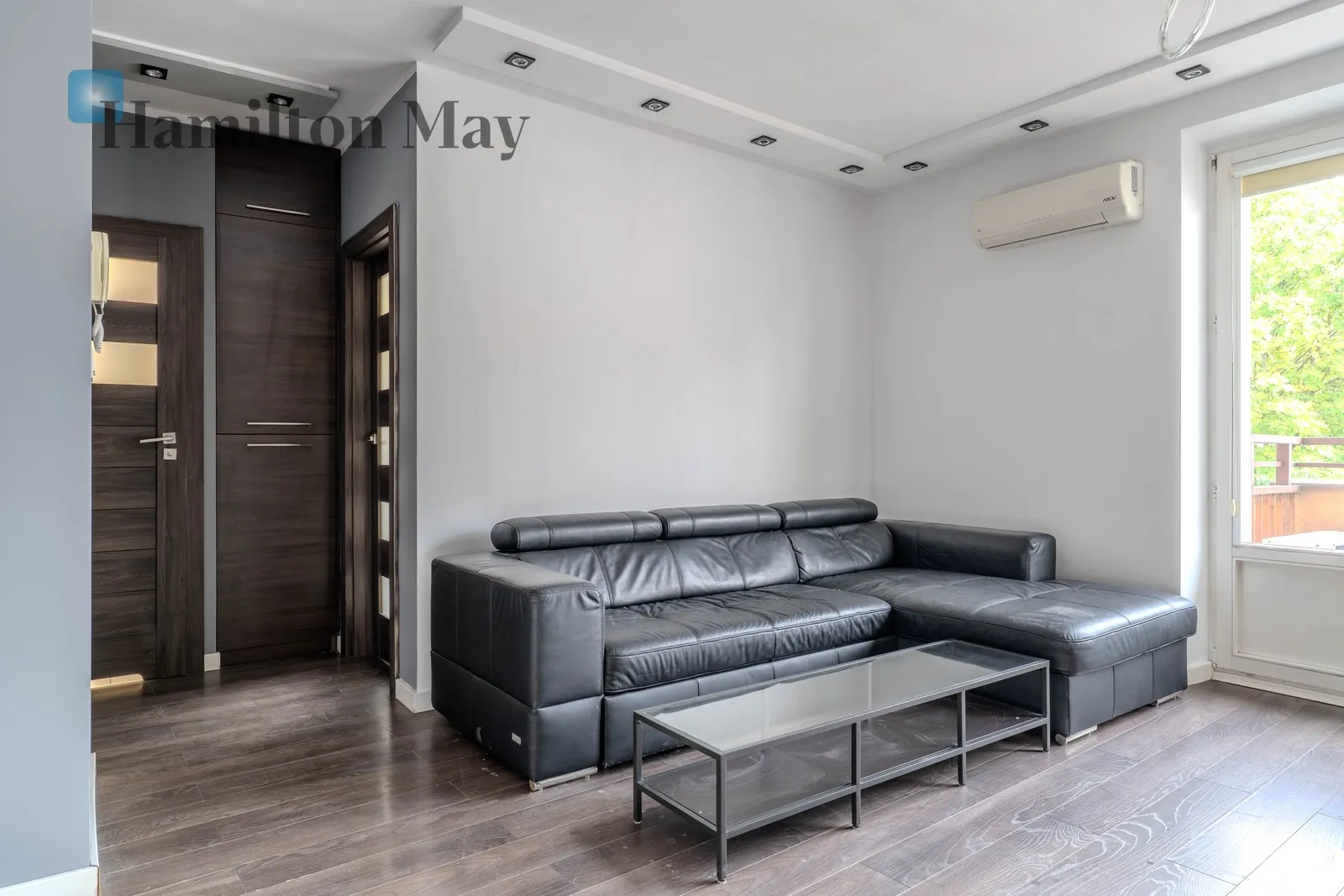 Air-conditioned apartment with a large balcony near Błonia and the Old Town - slider
