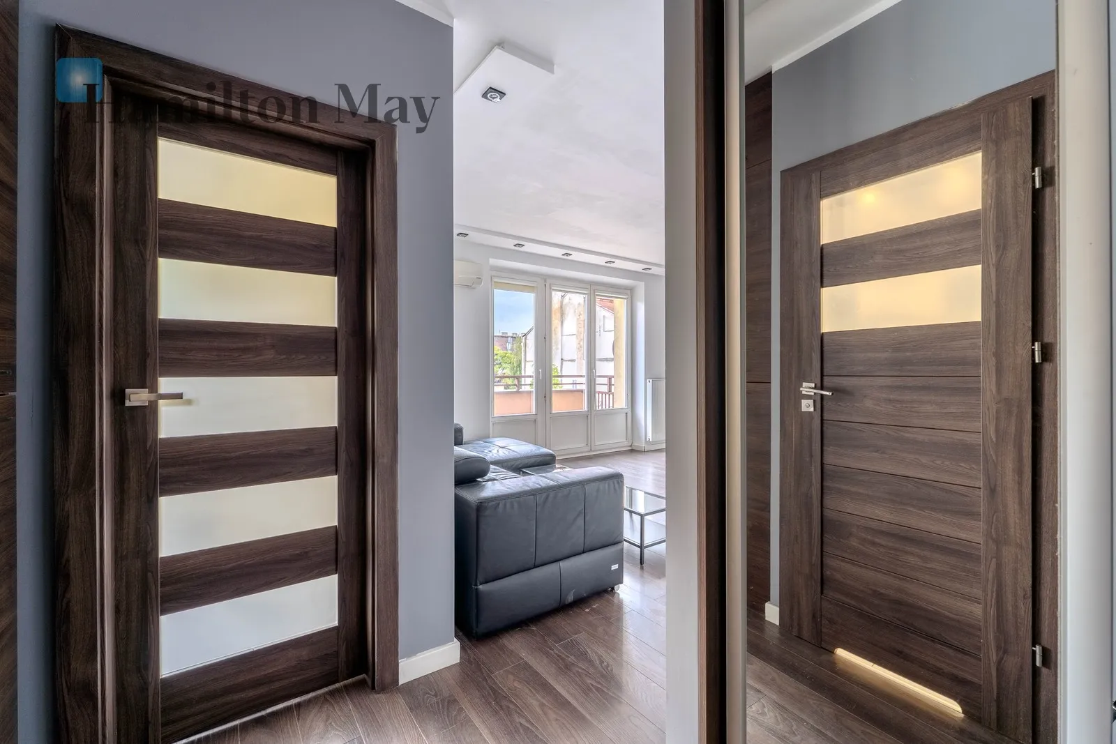 Air-conditioned apartment with a large balcony near Błonia and the Old Town - slider