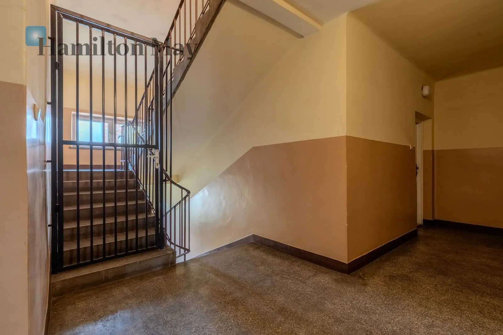 Air-conditioned apartment with a large balcony near Błonia and the Old Town - slider