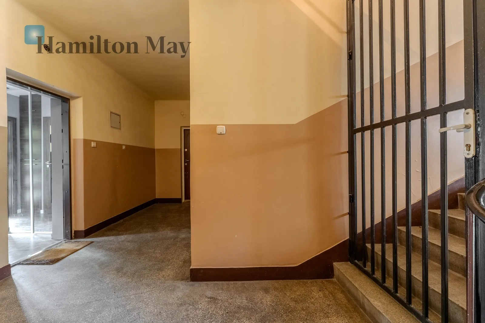 Air-conditioned apartment with a large balcony near Błonia and the Old Town - slider