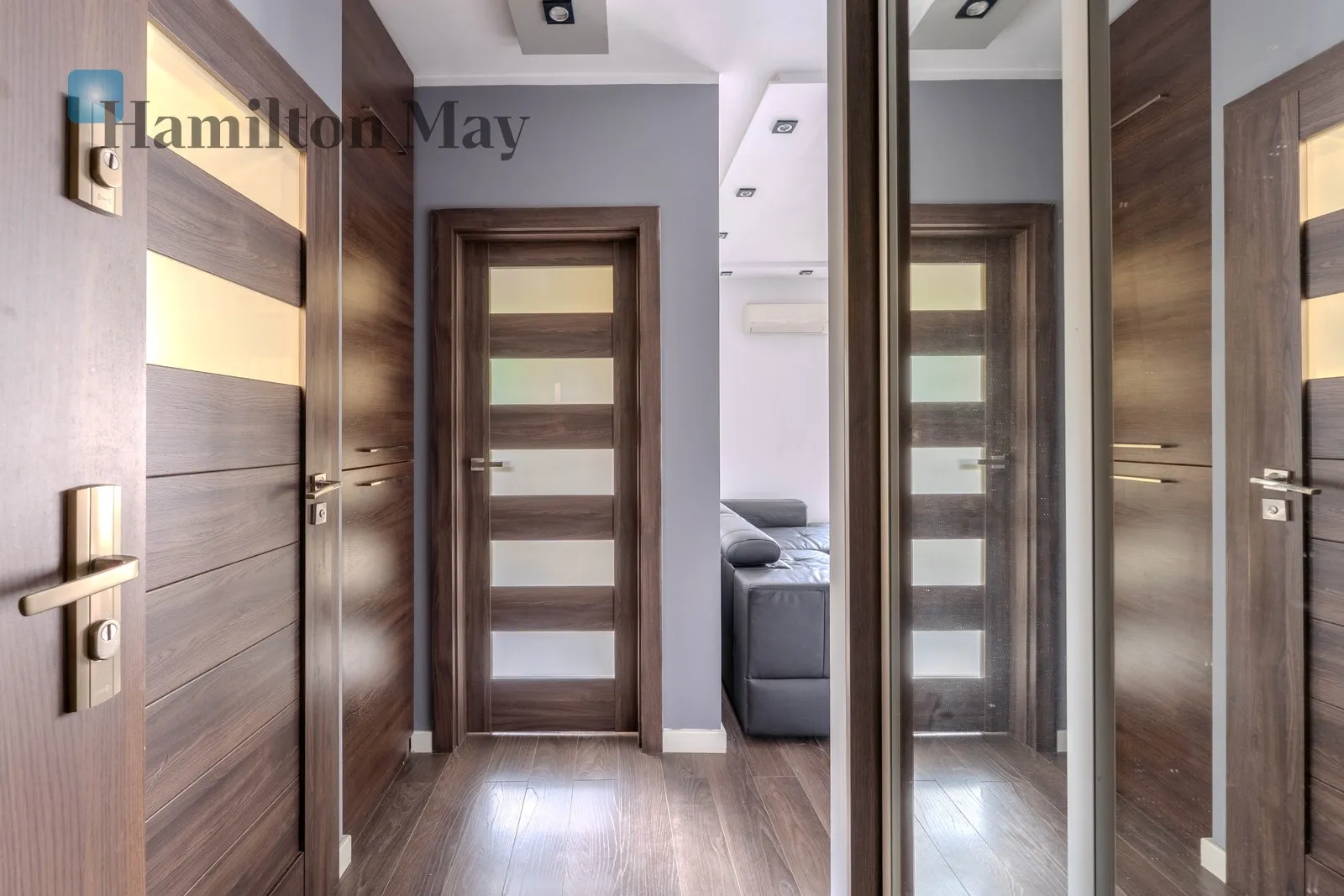 Air-conditioned apartment with a large balcony near Błonia and the Old Town - slider