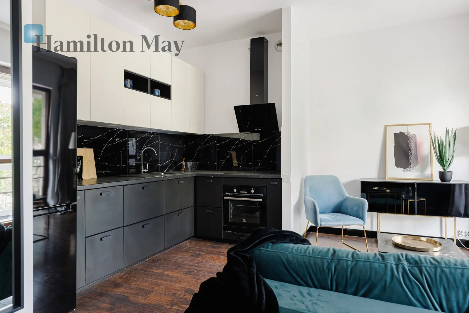 An elegant apartment with a balcony and a garage in the heart of Wola - slider