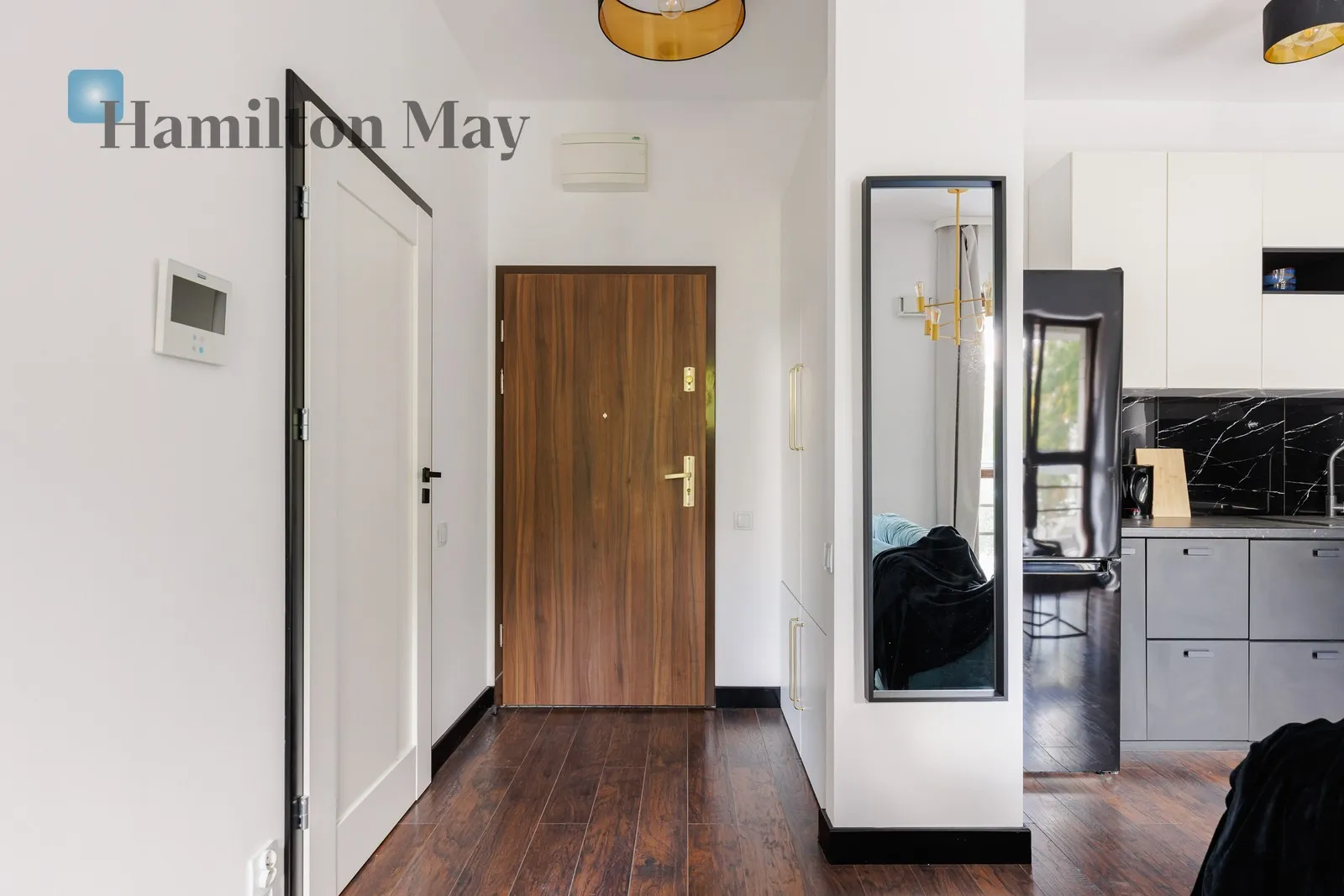 An elegant apartment with a balcony and a garage in the heart of Wola - slider