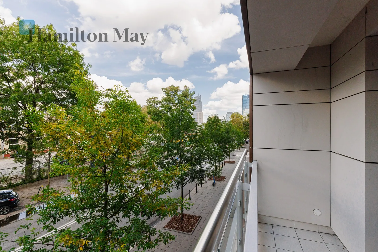 An elegant apartment with a balcony and a garage in the heart of Wola - slider