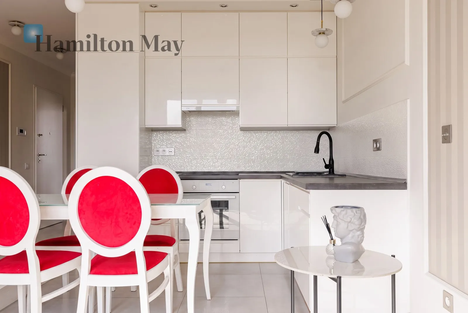 Region: Żoliborz Subregion: Sady Żoliborskie Distance to centre: 4.9 km Level: 4 Price: 3500 PLN Bedrooms: 1 Bathrooms: 1 Size: 54m2 - slider