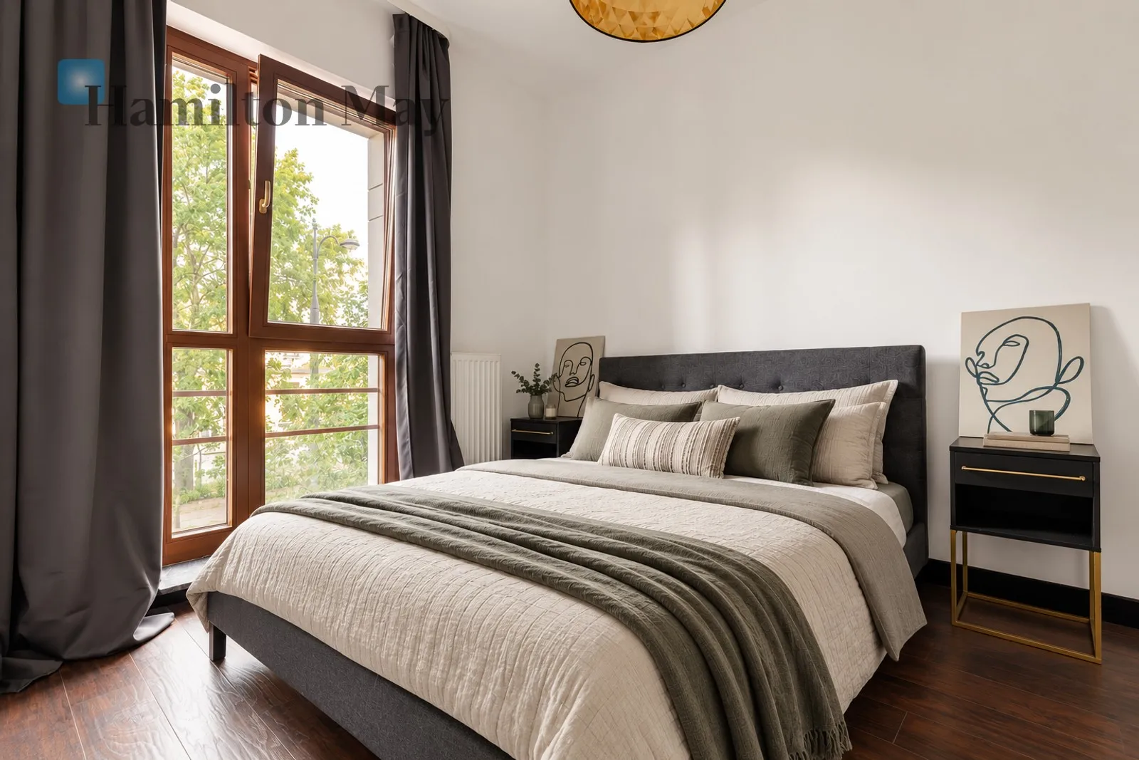 An elegant apartment with a balcony and a garage in the heart of Wola - slider