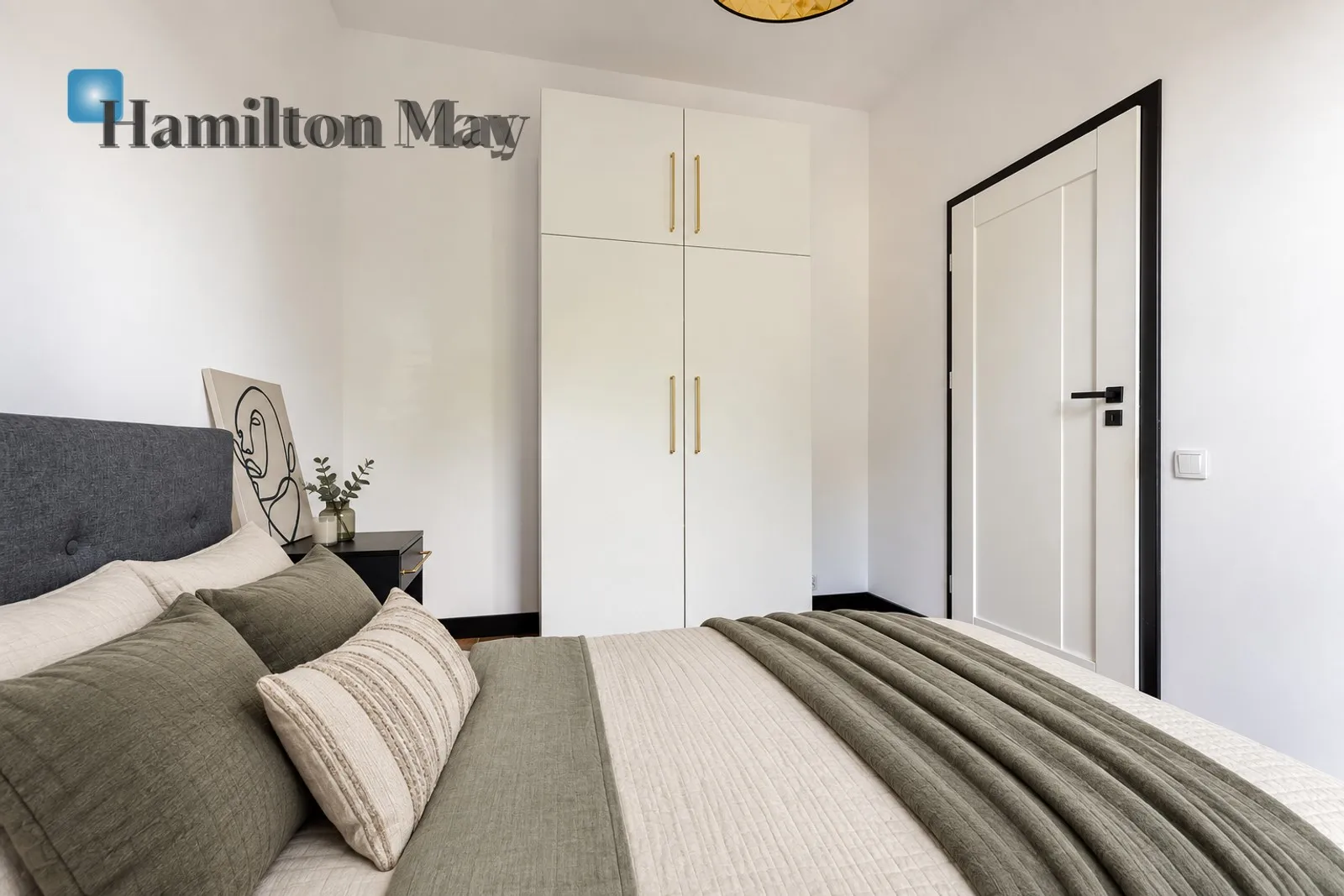 An elegant apartment with a balcony and a garage in the heart of Wola - slider