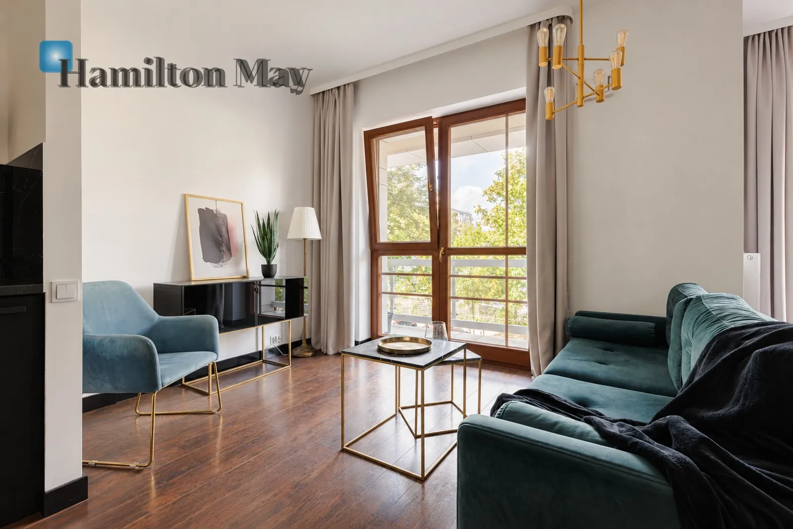 An elegant apartment with a balcony and a garage in the heart of Wola - slider
