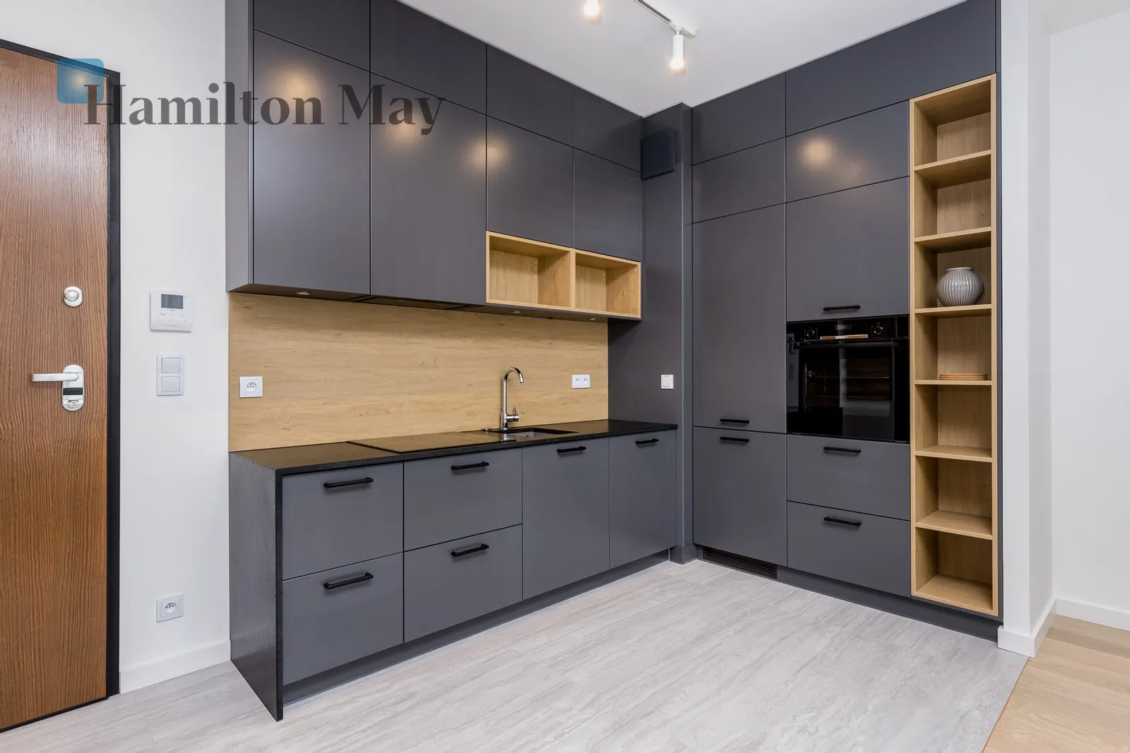 Region: Wola Subregion: Czyste Distance to centre: 1.83 km Level: 4 Price: 6700 PLN Bedrooms: 1 Bathrooms: 1 Size: 47m2 - slider