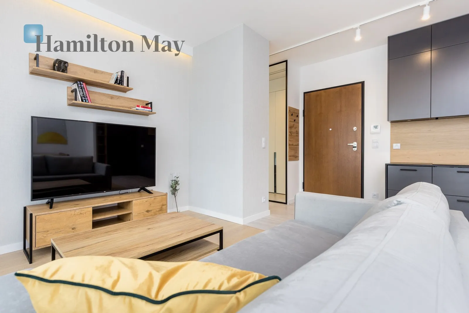 Street: Krochmalna Region: Wola Subregion: Czyste Distance to centre: 1.83 km Level: 4 Price: 6700 PLN Bedrooms: 1 Bathrooms: 1 Size: 47m2 Price/m2: 143 PLN - slider