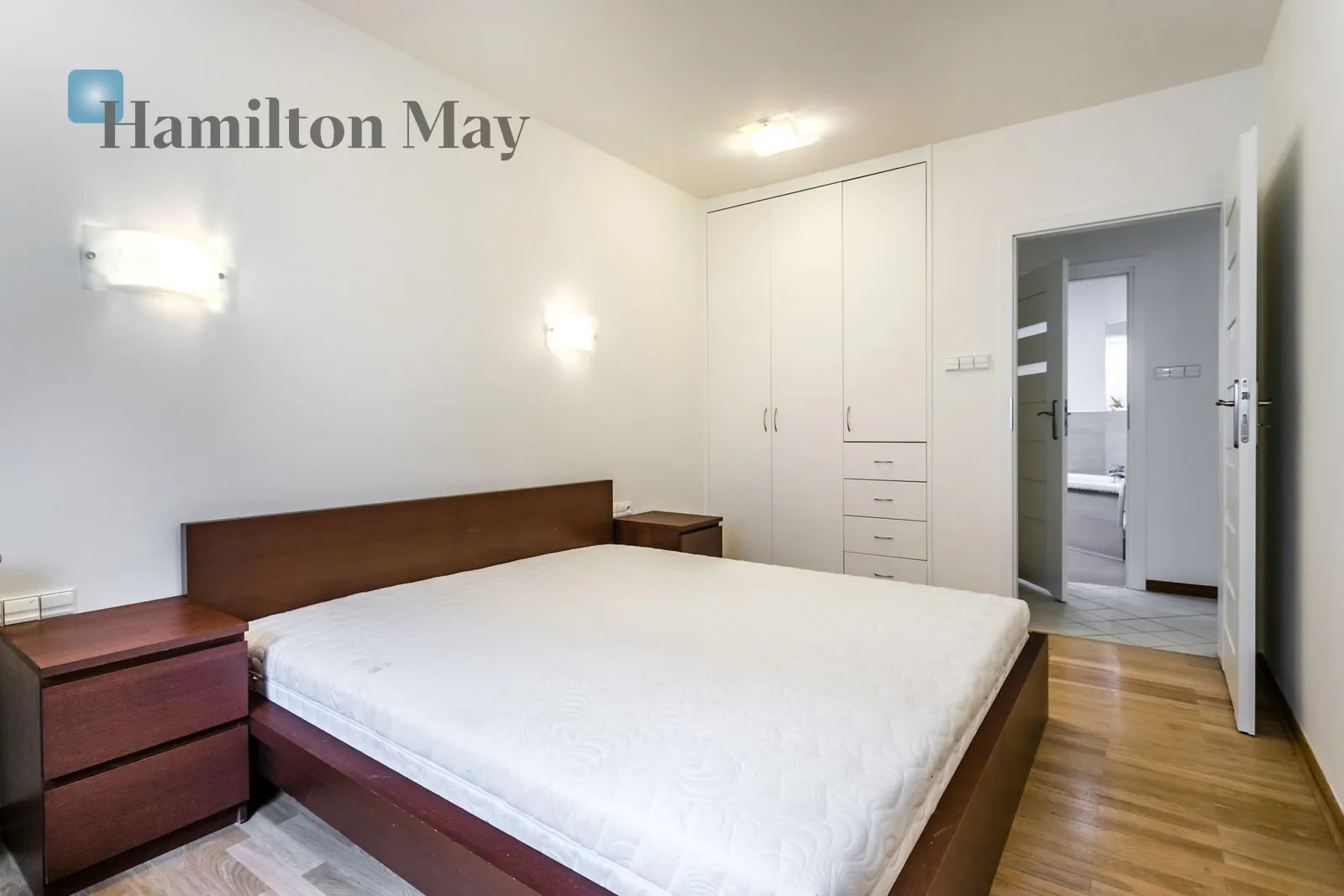 Street: Hoża Region: Śródmieście Subregion: Śródmieście Południowe Distance to centre: 0.46 km Level: 3 Price: 4300 PLN Bedrooms: 2 - slider