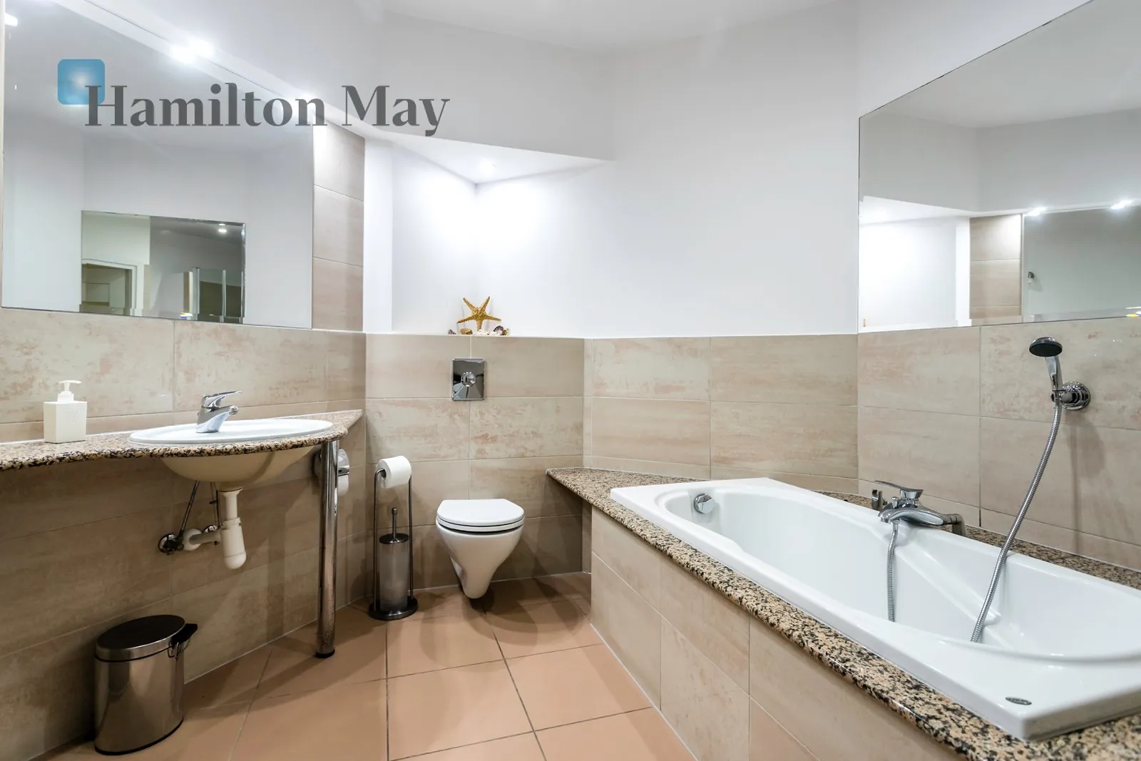 Street: Hoża Region: Śródmieście Subregion: Śródmieście Południowe Distance to centre: 0.46 km Level: 3 Price: 4300 PLN - slider