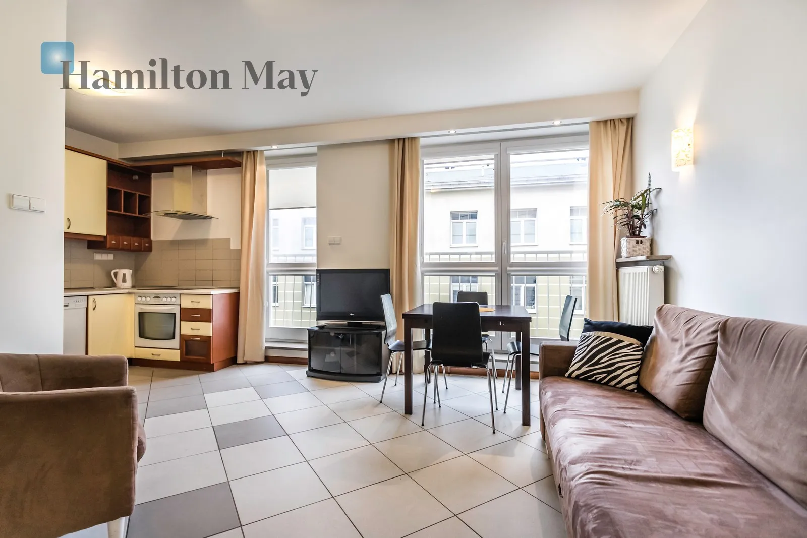 City: Warszawa Street: Hoża Region: Śródmieście Subregion: Śródmieście Południowe Distance to centre: 0.46 km Level: 3 Price: 4300 PLN Bedrooms: 2 Bathrooms: 1 Size: 64m2 Price/m2: 67 PLN - slider